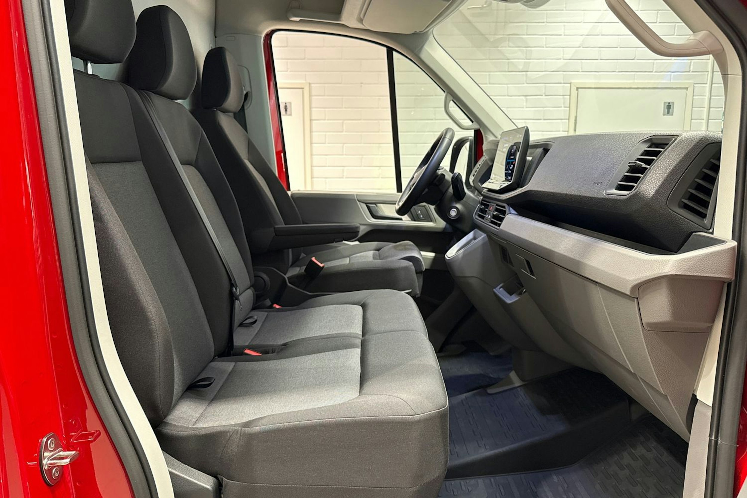 Punainen Volkswagen Crafter 2025 kuva 13.