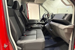 Punainen Volkswagen Crafter 2025 kuva 13.