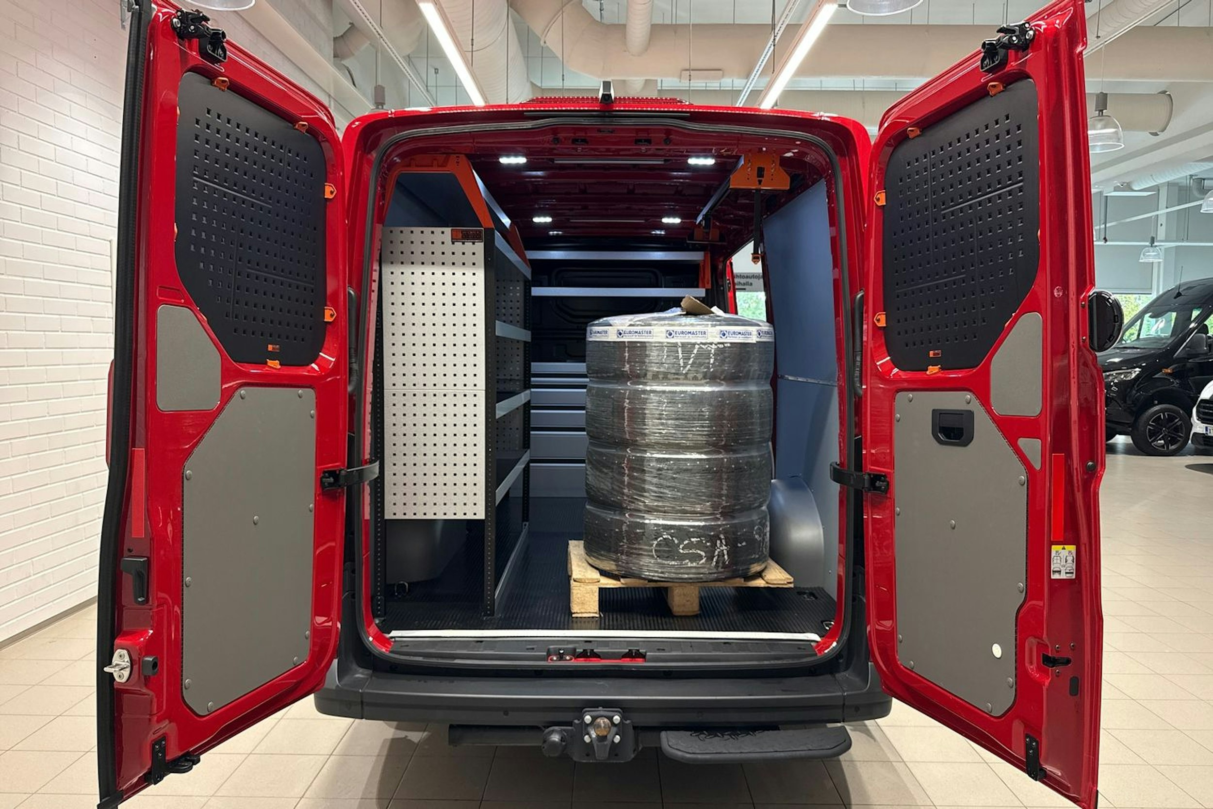 Punainen Volkswagen Crafter 2025 kuva 14.