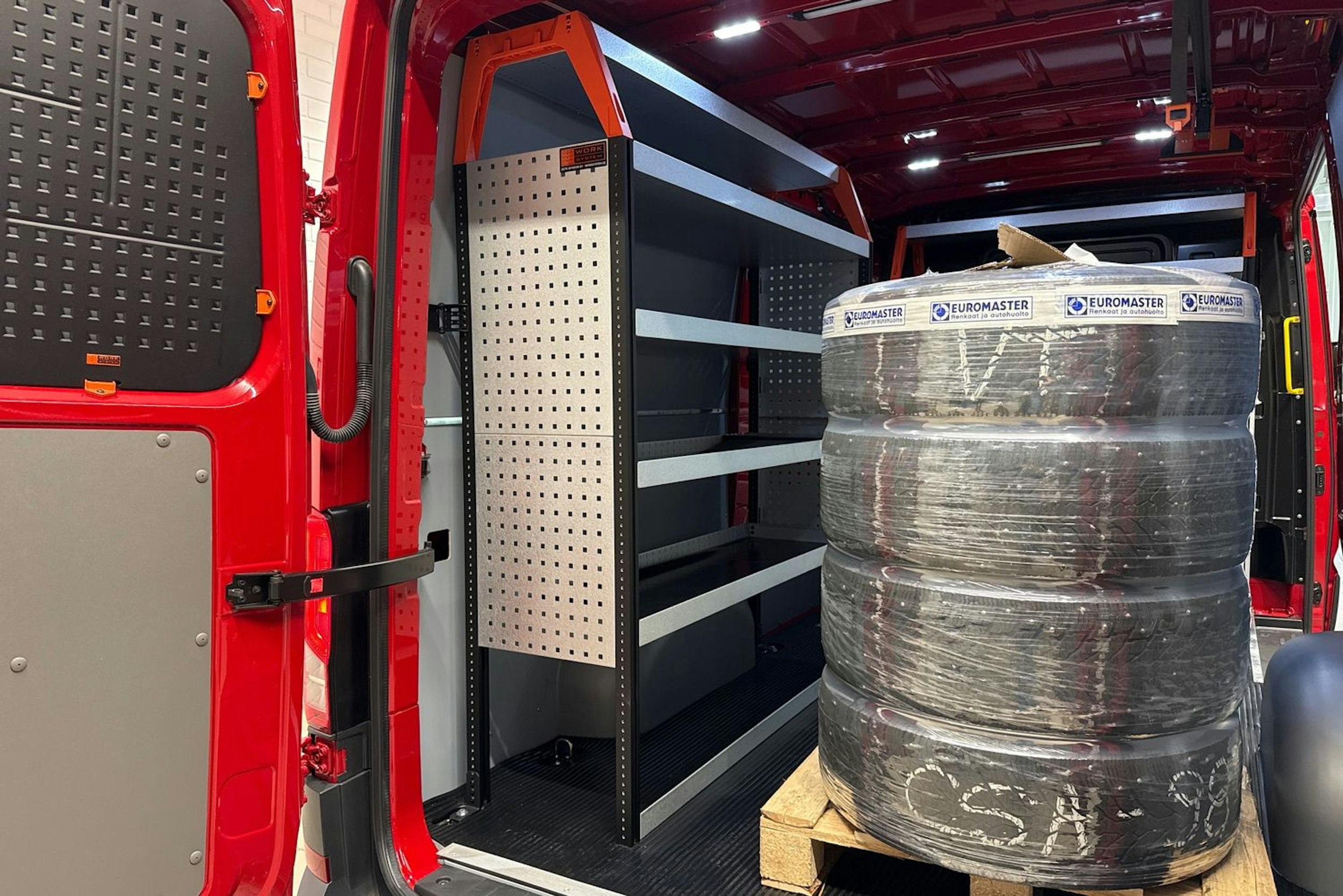 Punainen Volkswagen Crafter 2025 kuva 15.