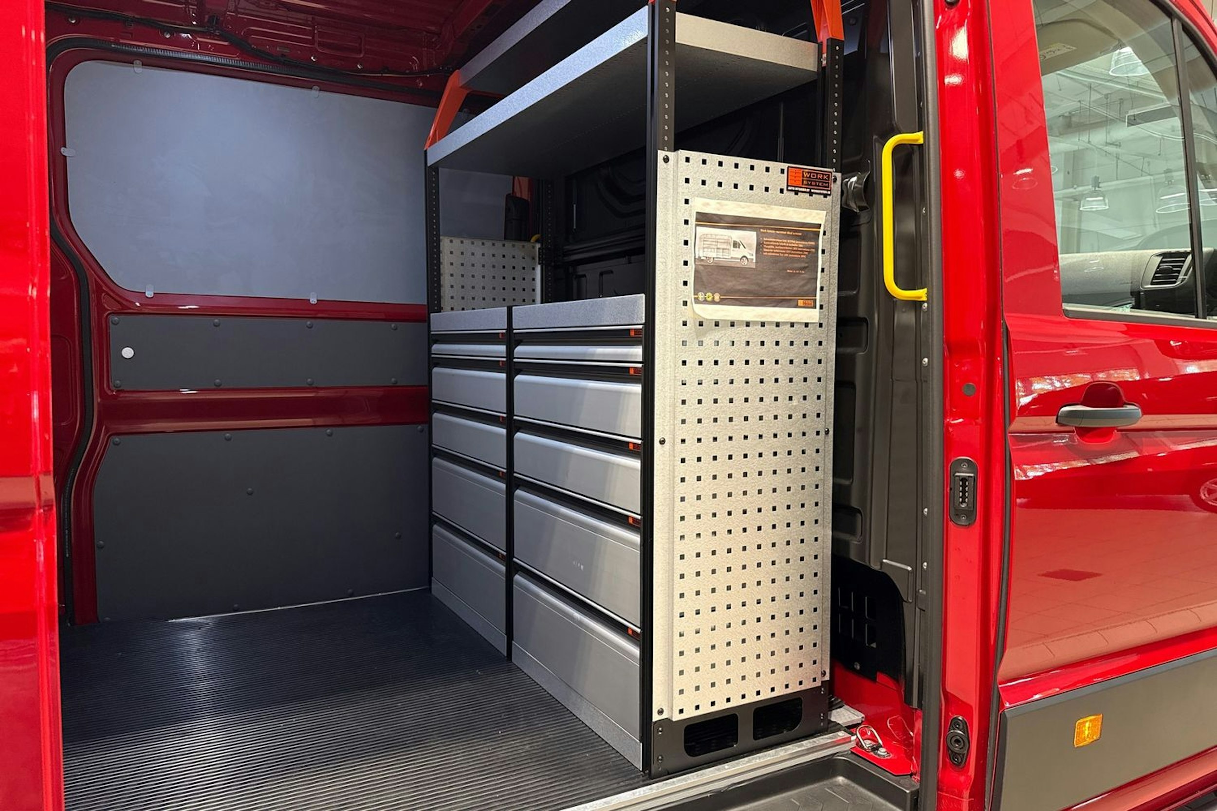 Punainen Volkswagen Crafter 2025 kuva 18.