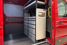 Punainen Volkswagen Crafter 2025 kuva 18.
