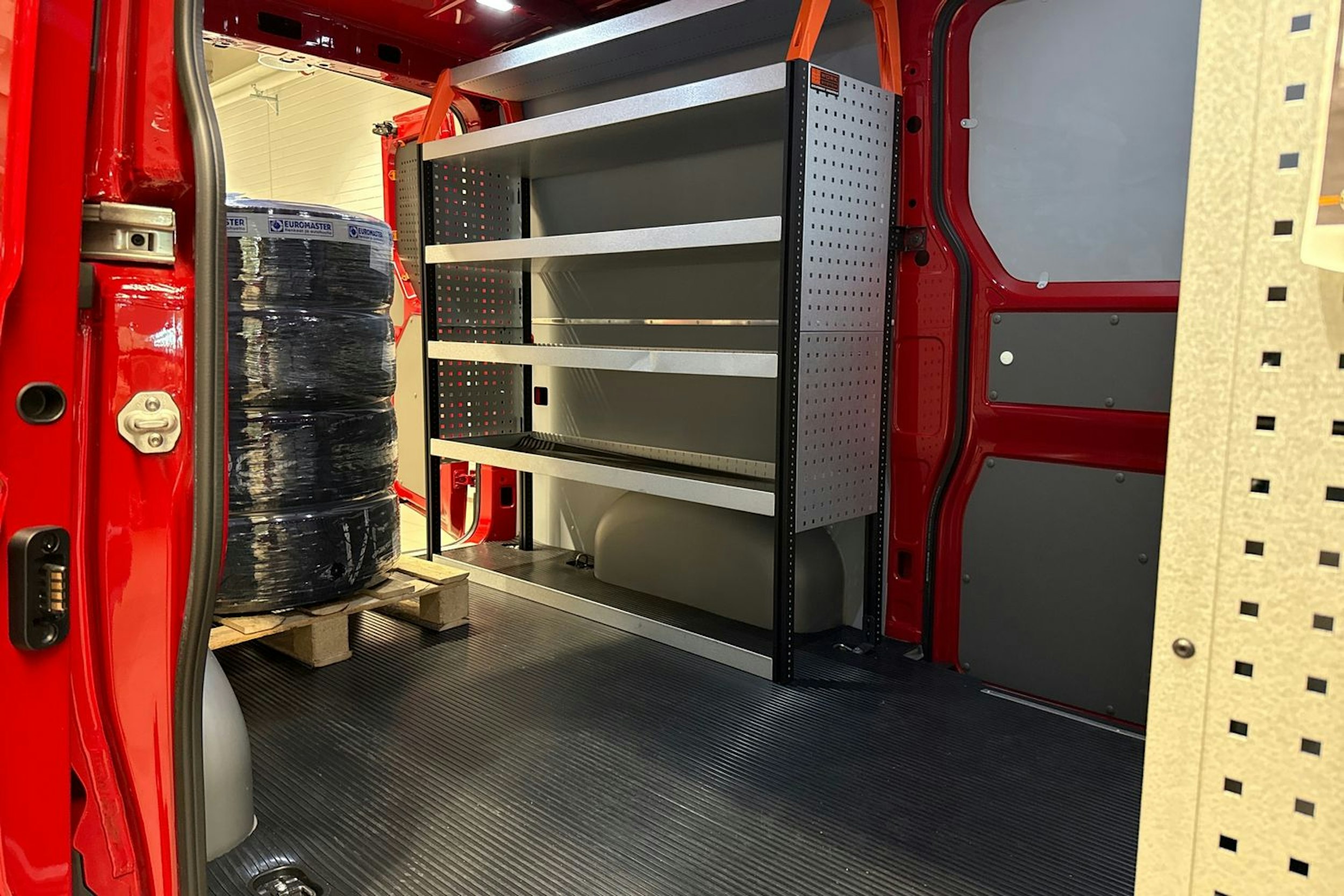 Punainen Volkswagen Crafter 2025 kuva 19.