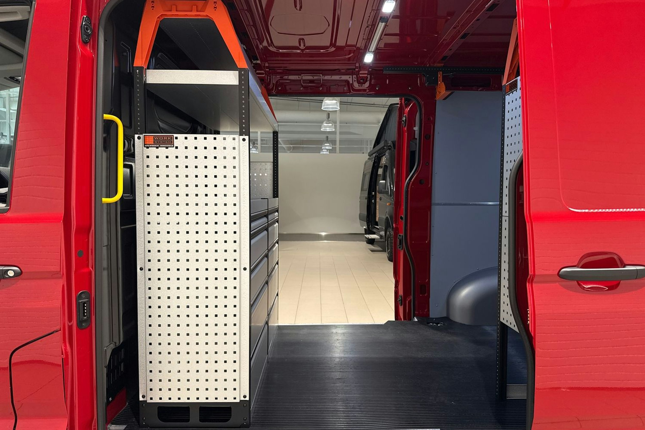 Punainen Volkswagen Crafter 2025 kuva 20.