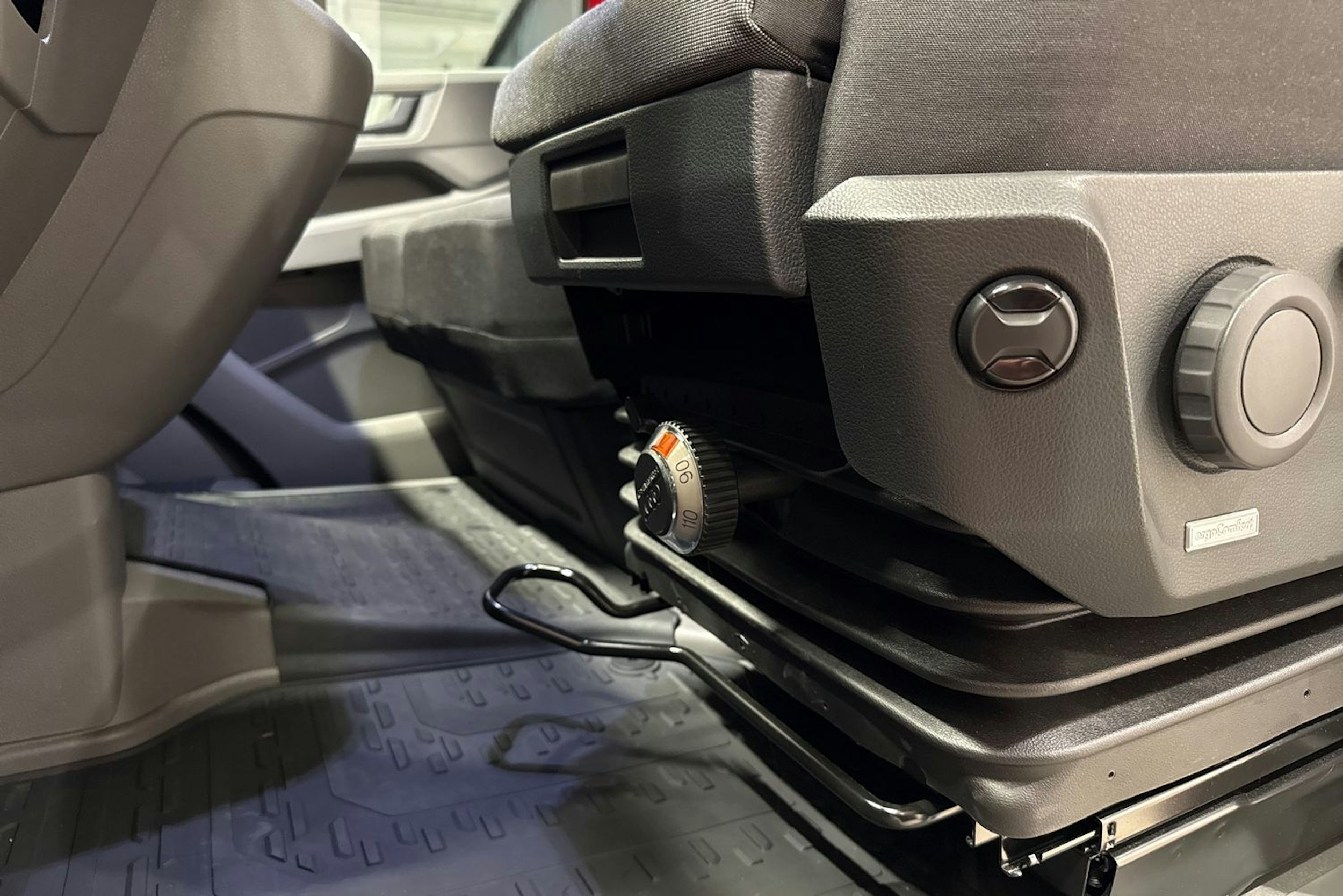 Punainen Volkswagen Crafter 2025 kuva 22.