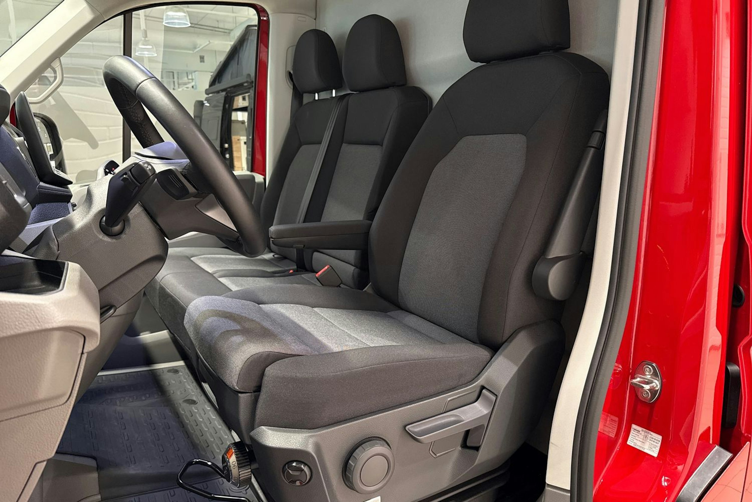 Punainen Volkswagen Crafter 2025 kuva 24.