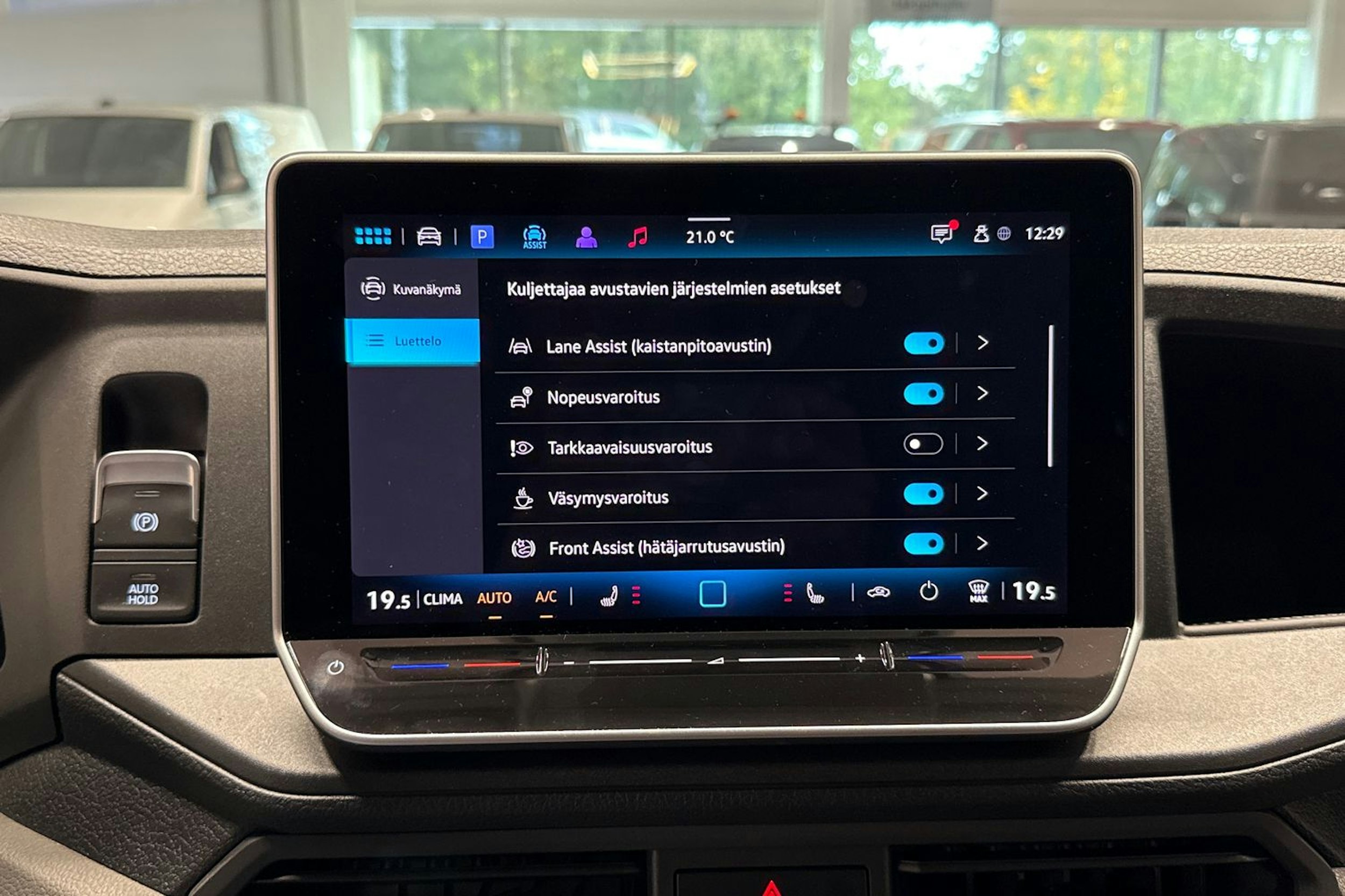 Punainen Volkswagen Crafter 2025 kuva 32.