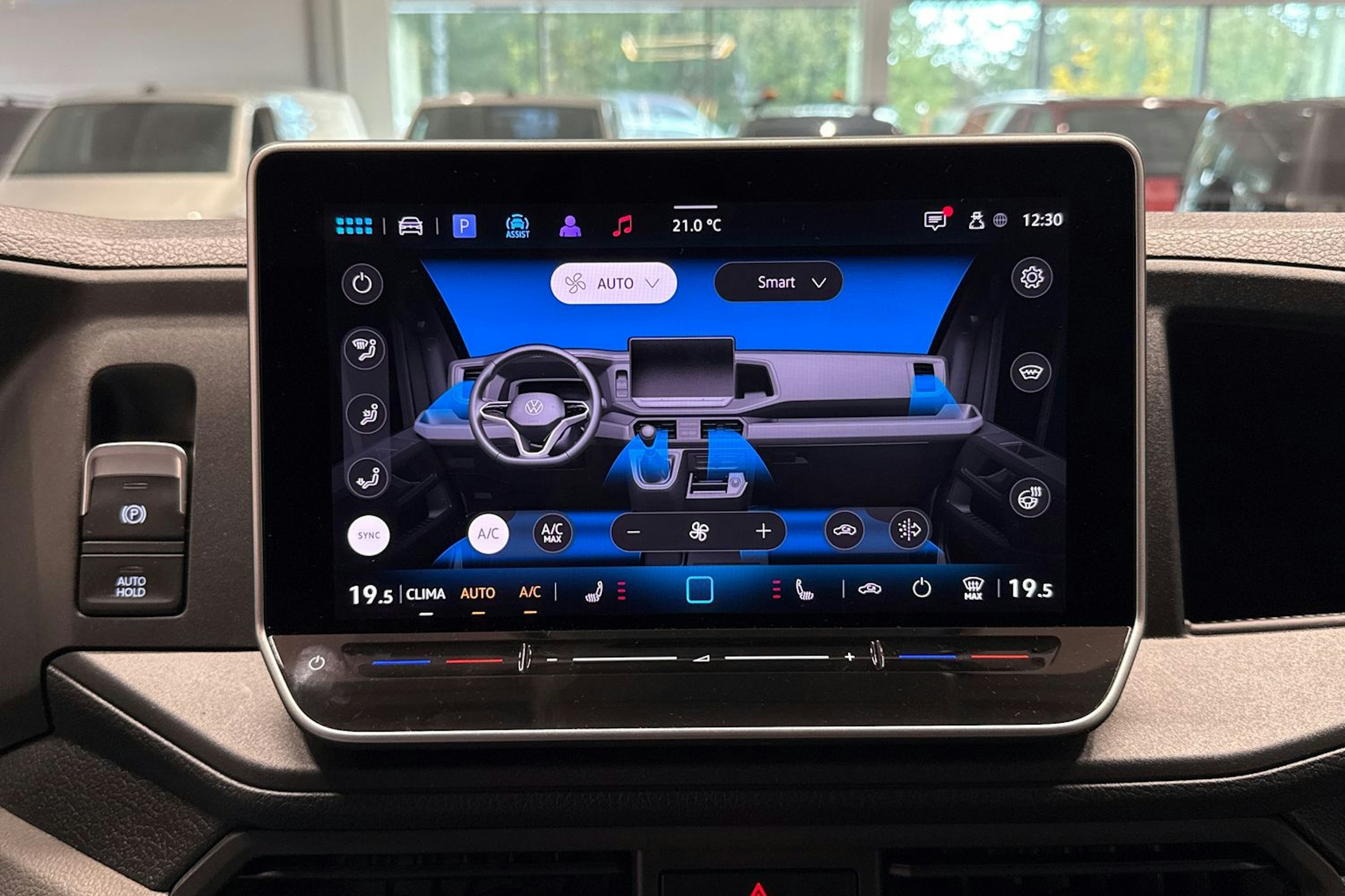 Punainen Volkswagen Crafter 2025 kuva 34.