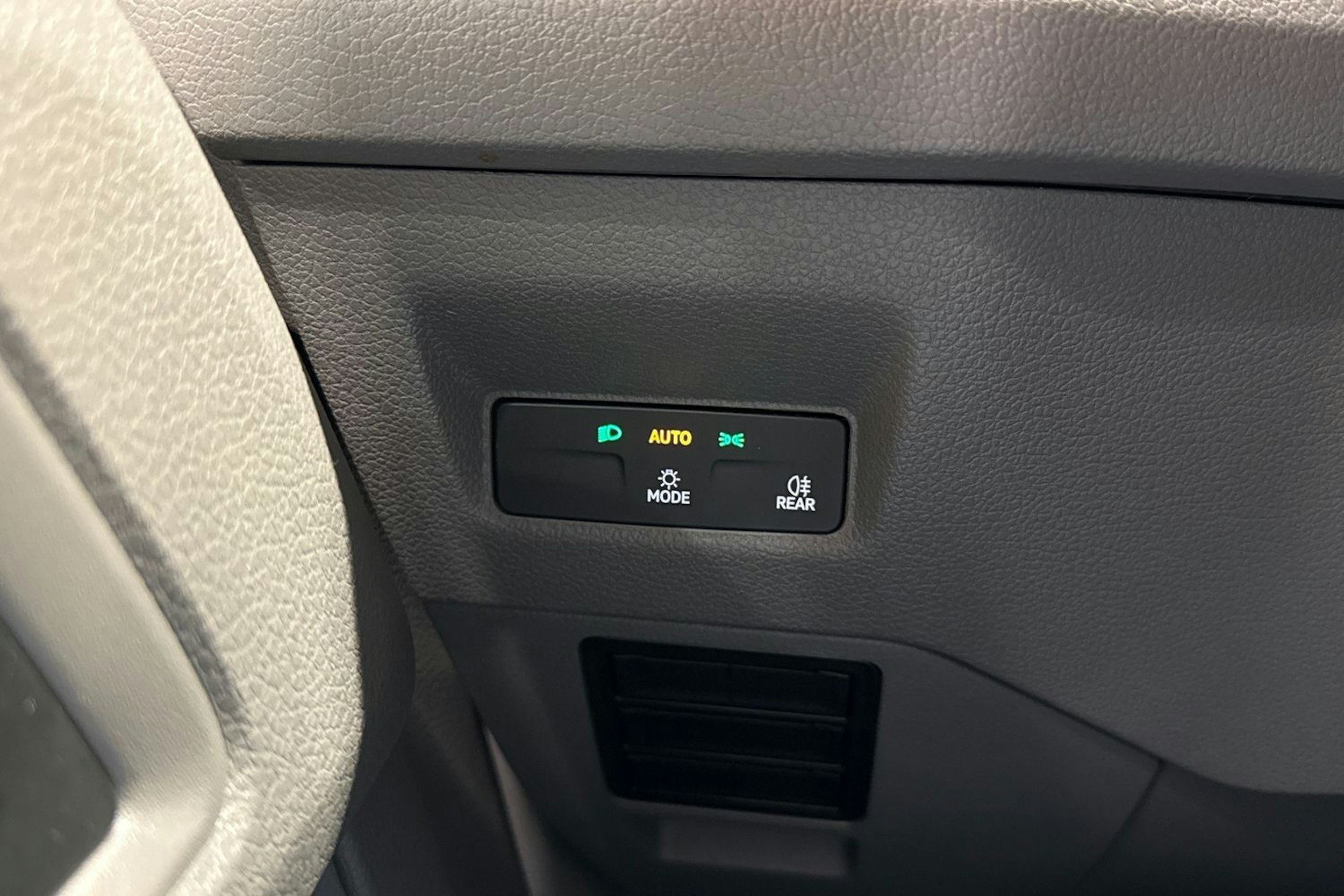 Punainen Volkswagen Crafter 2025 kuva 35.