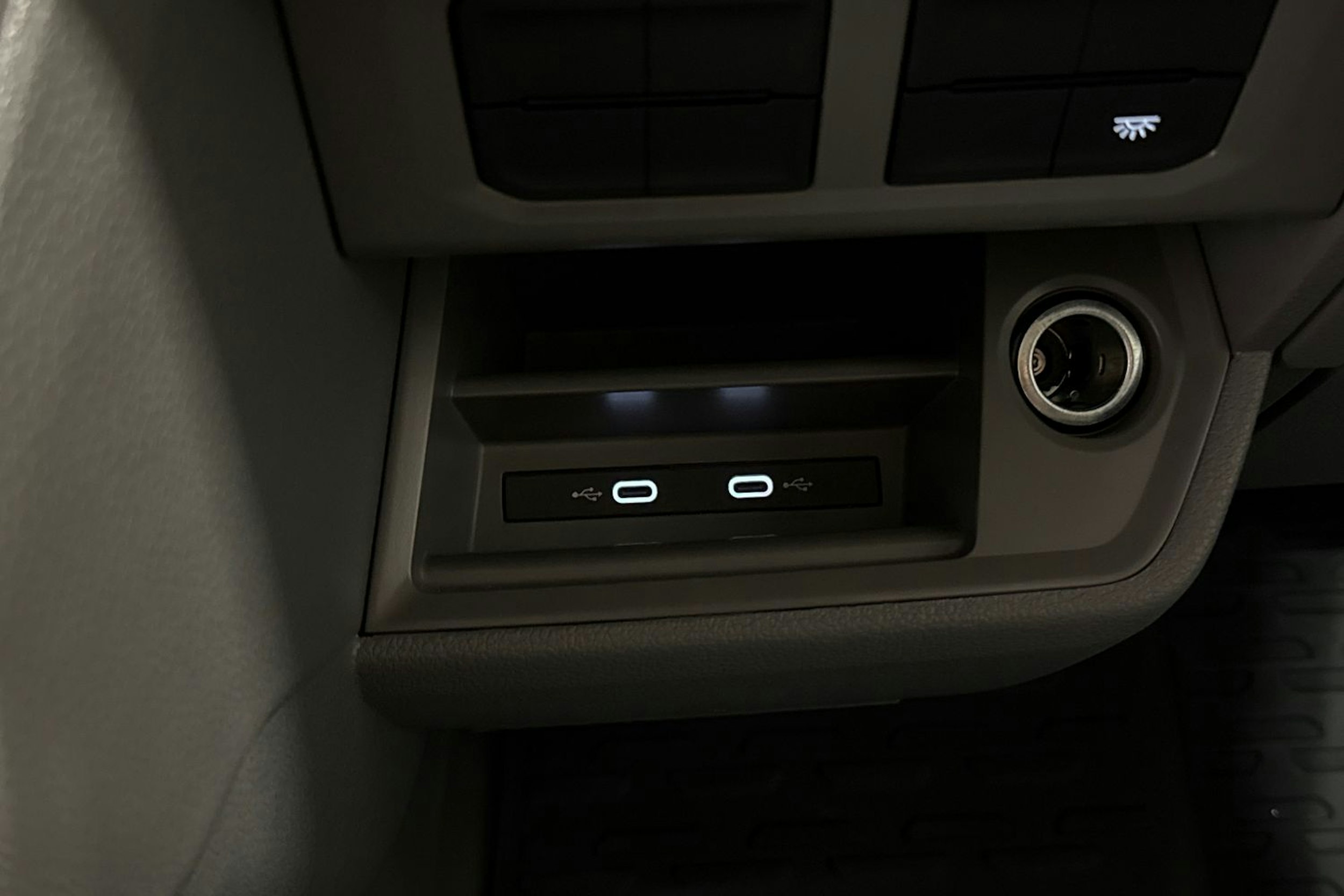 Punainen Volkswagen Crafter 2025 kuva 37.