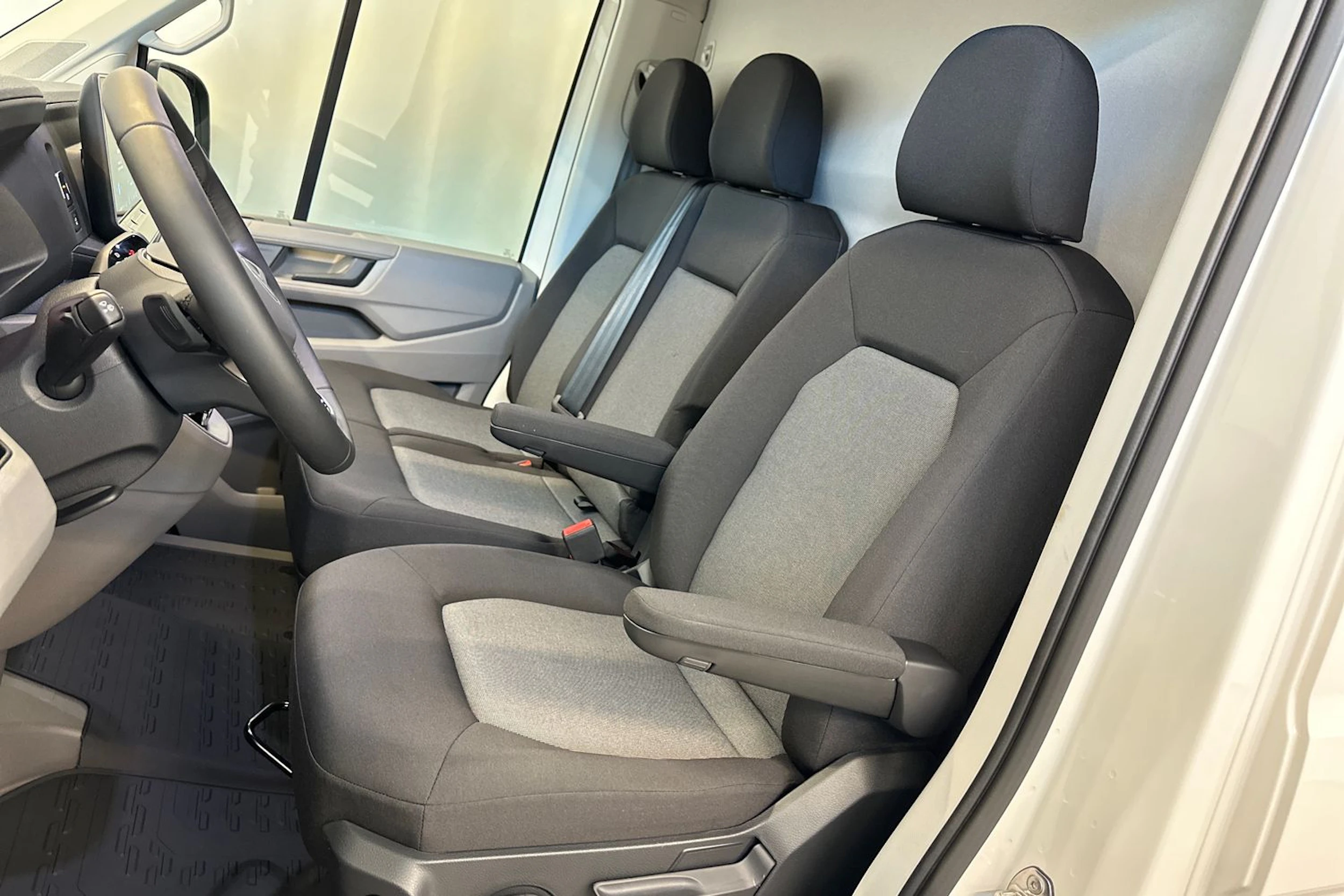 Valkoinen Volkswagen Crafter 2025 kuva 14.