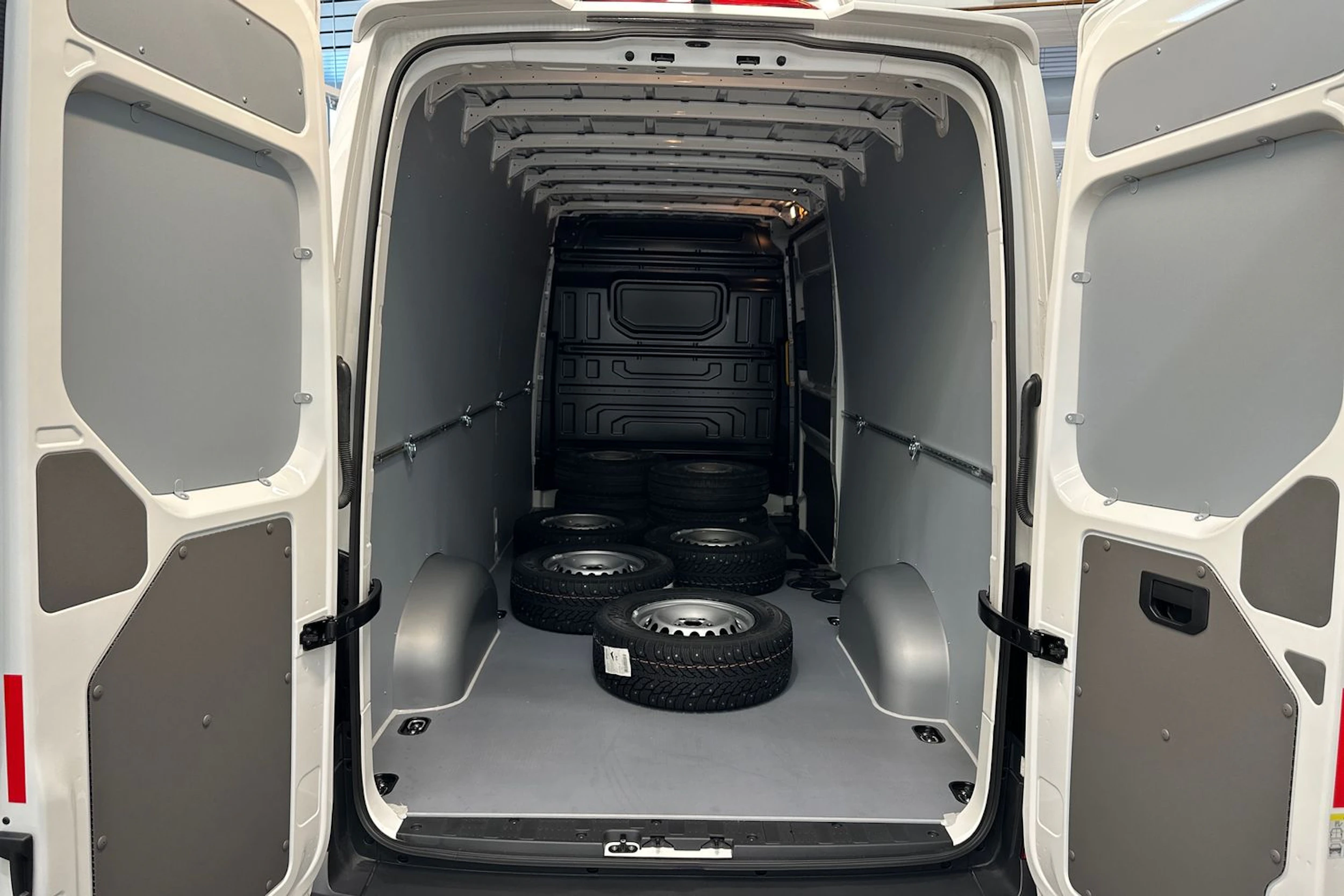 Valkoinen Volkswagen Crafter 2025 kuva 23.