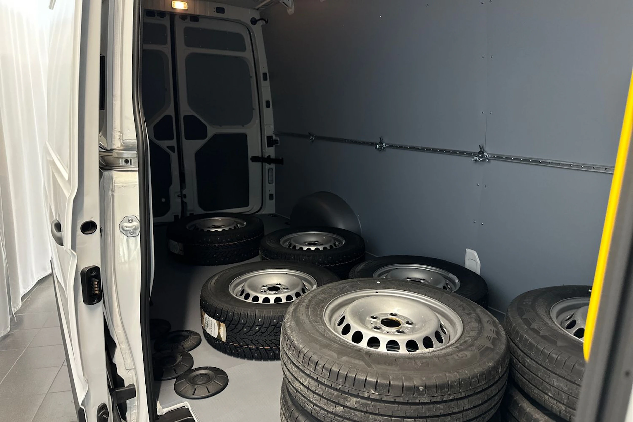 Valkoinen Volkswagen Crafter 2025 kuva 24.