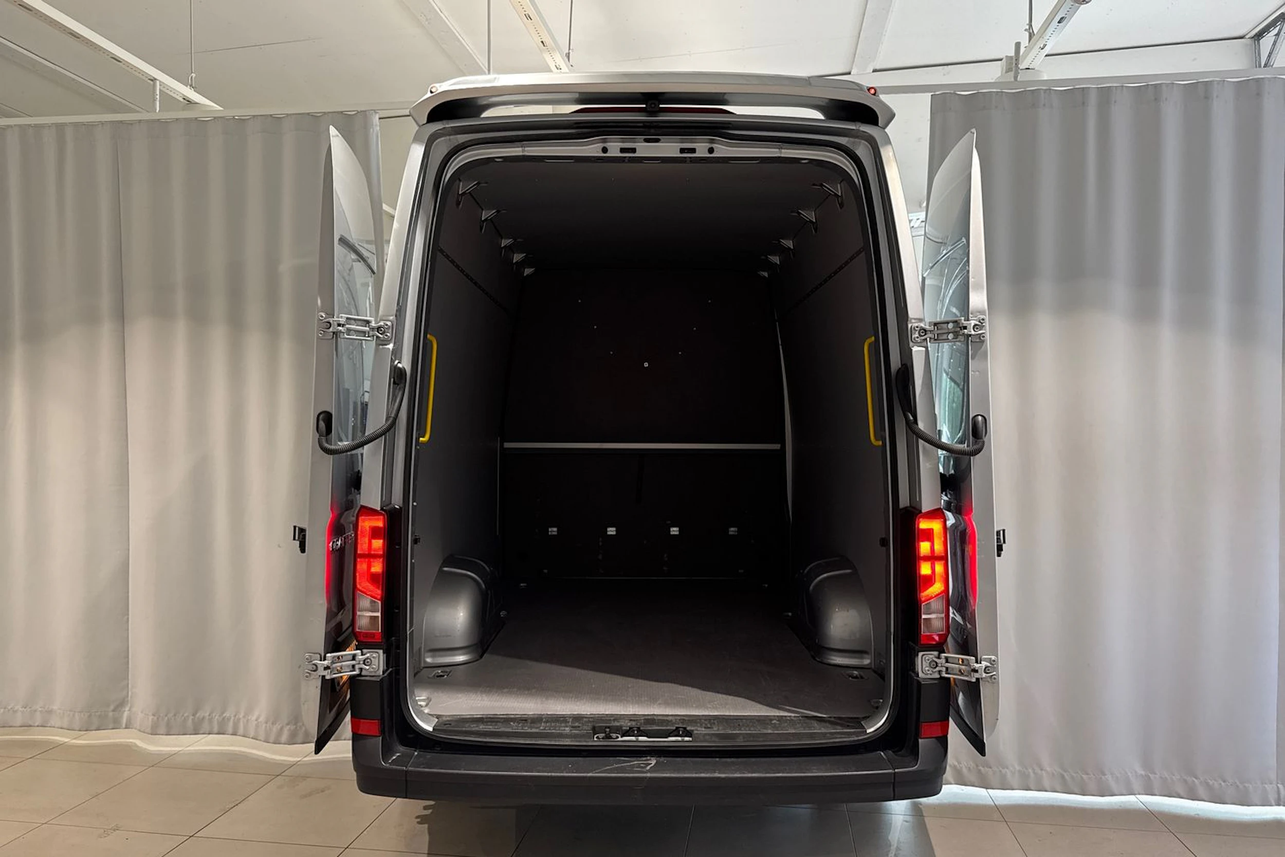 met. musta Volkswagen Crafter 2025 kuva 13.