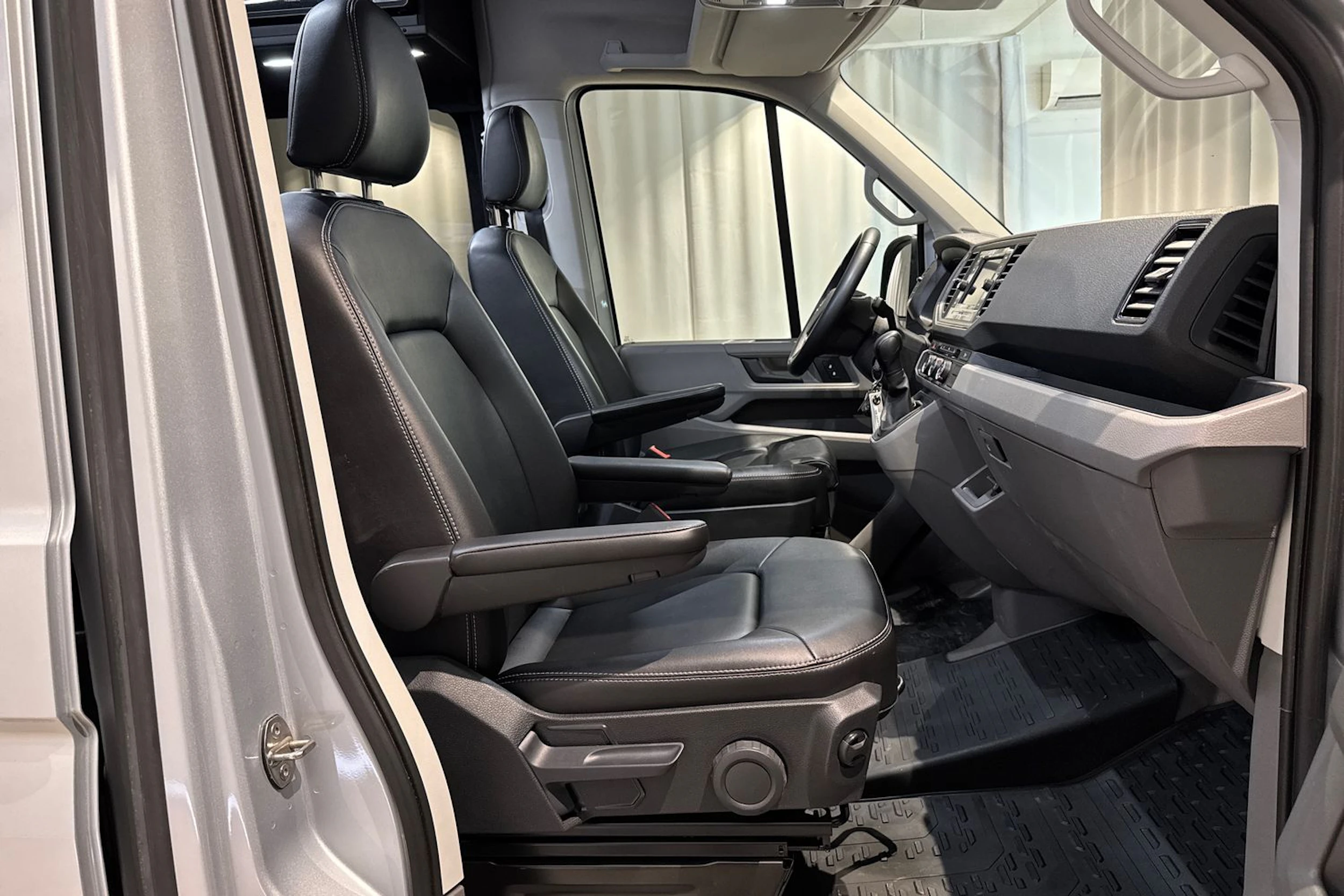 met. musta Volkswagen Crafter 2025 kuva 17.