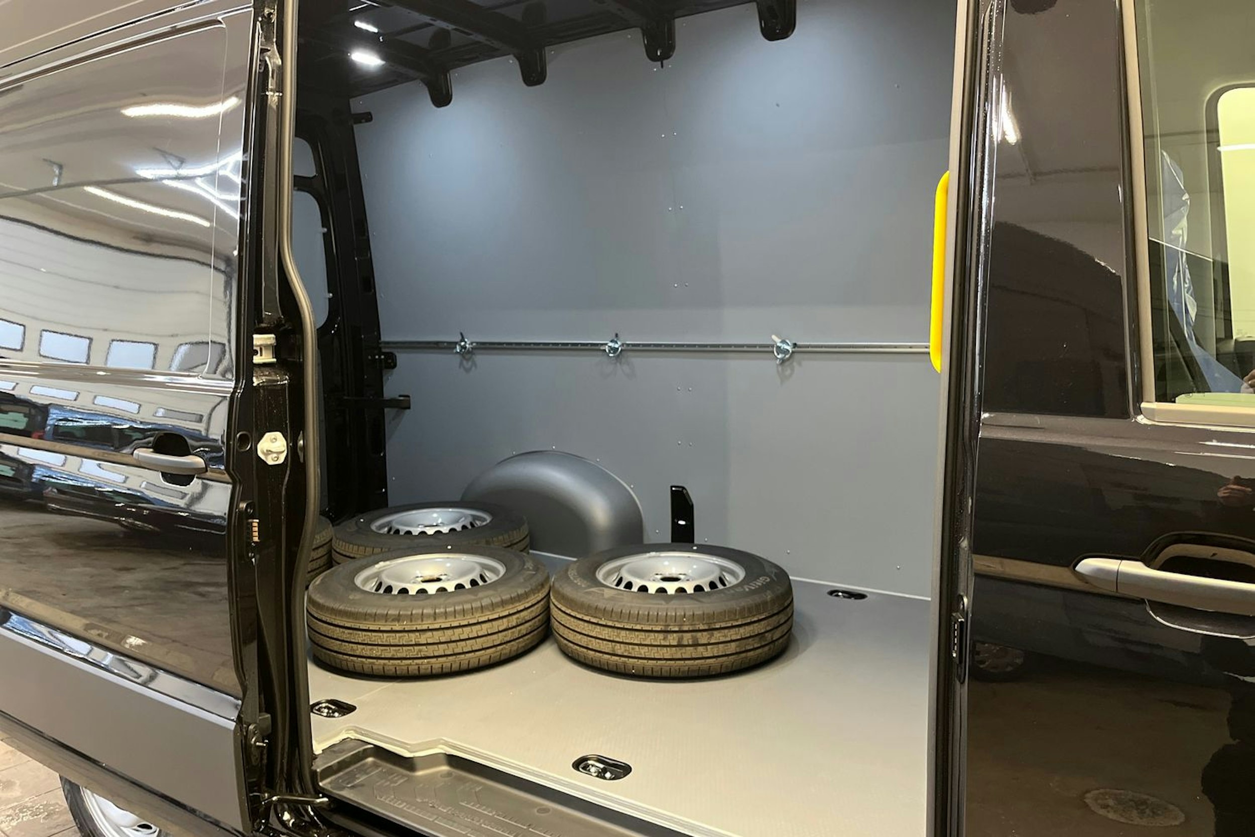 musta Volkswagen Crafter 2025 kuva 13.