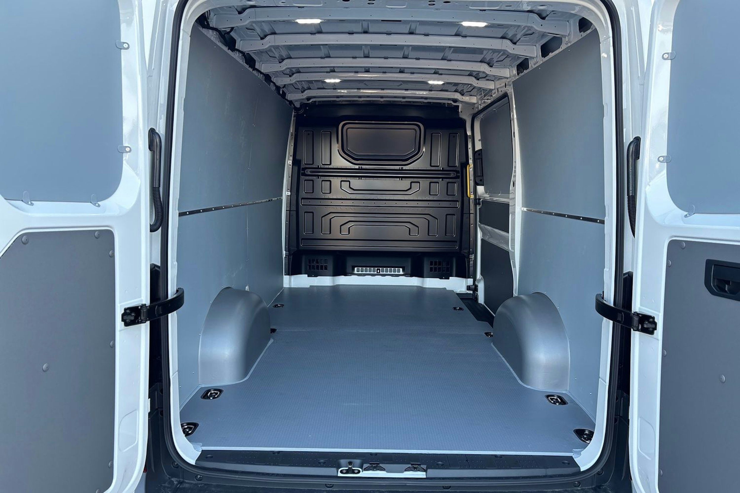 valkoinen Volkswagen Crafter 2025 kuva 12.