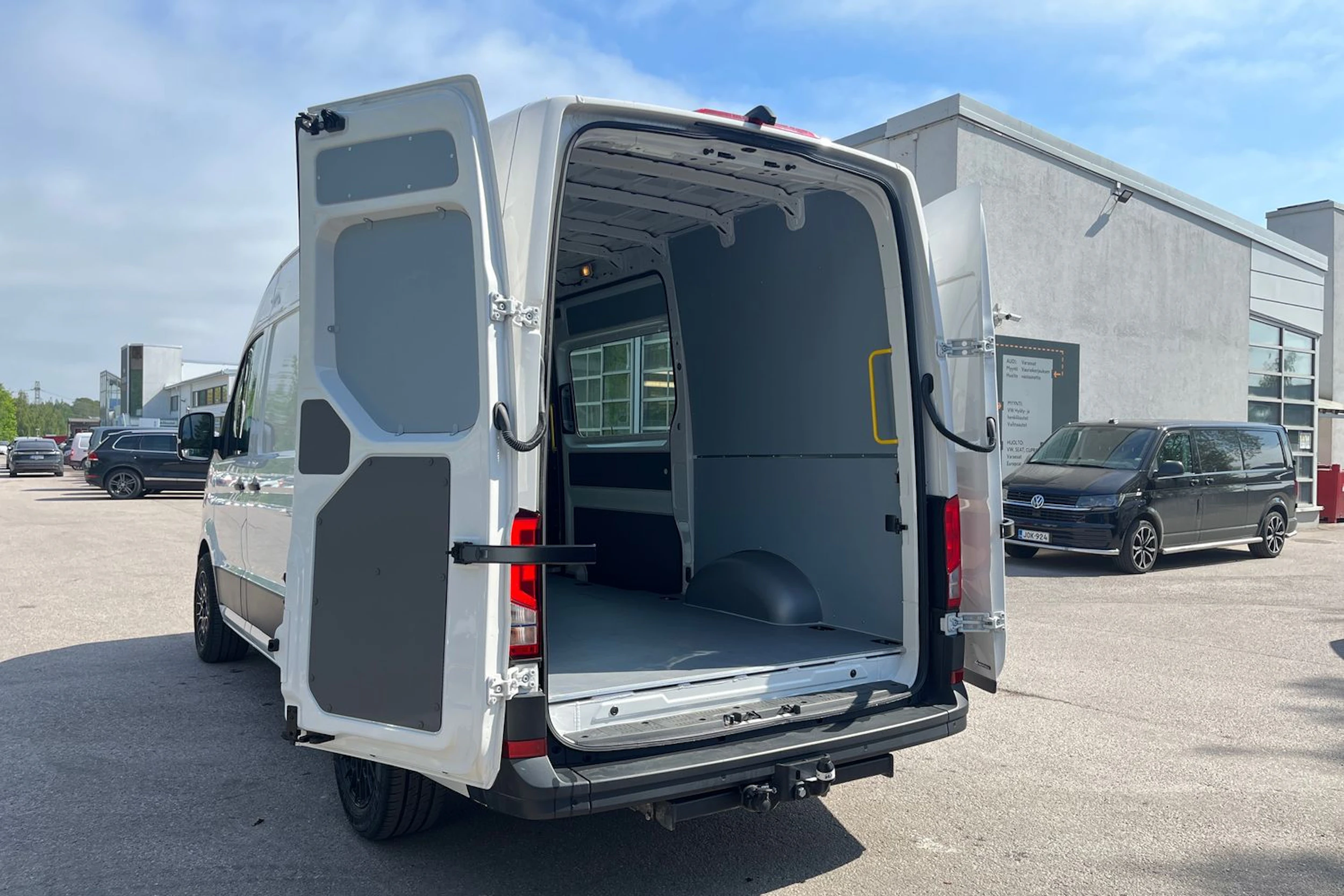 Valkoinen Volkswagen CRAFTER 2025 kuva 15.