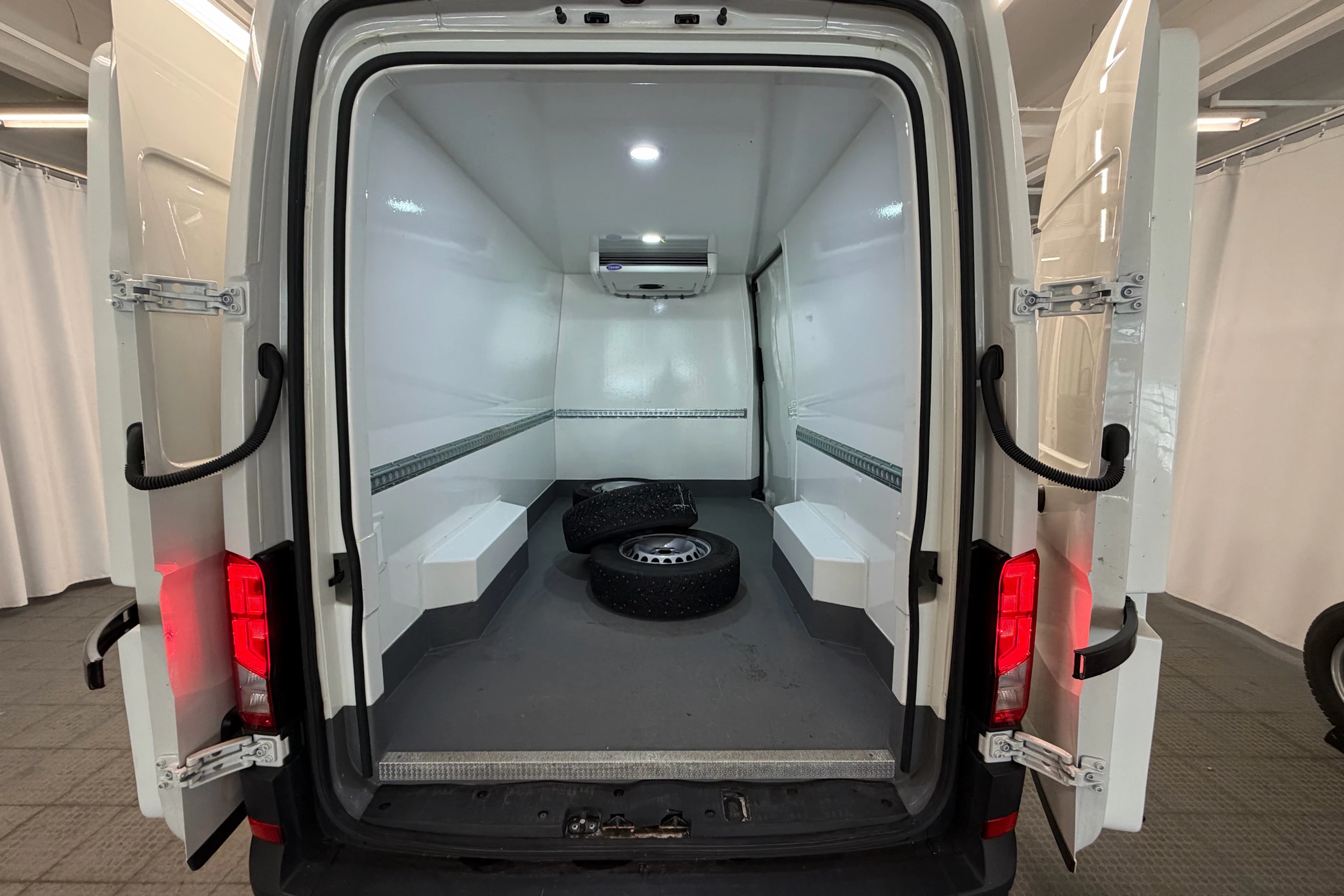 valkoinen Volkswagen Crafter 2025 kuva 19.