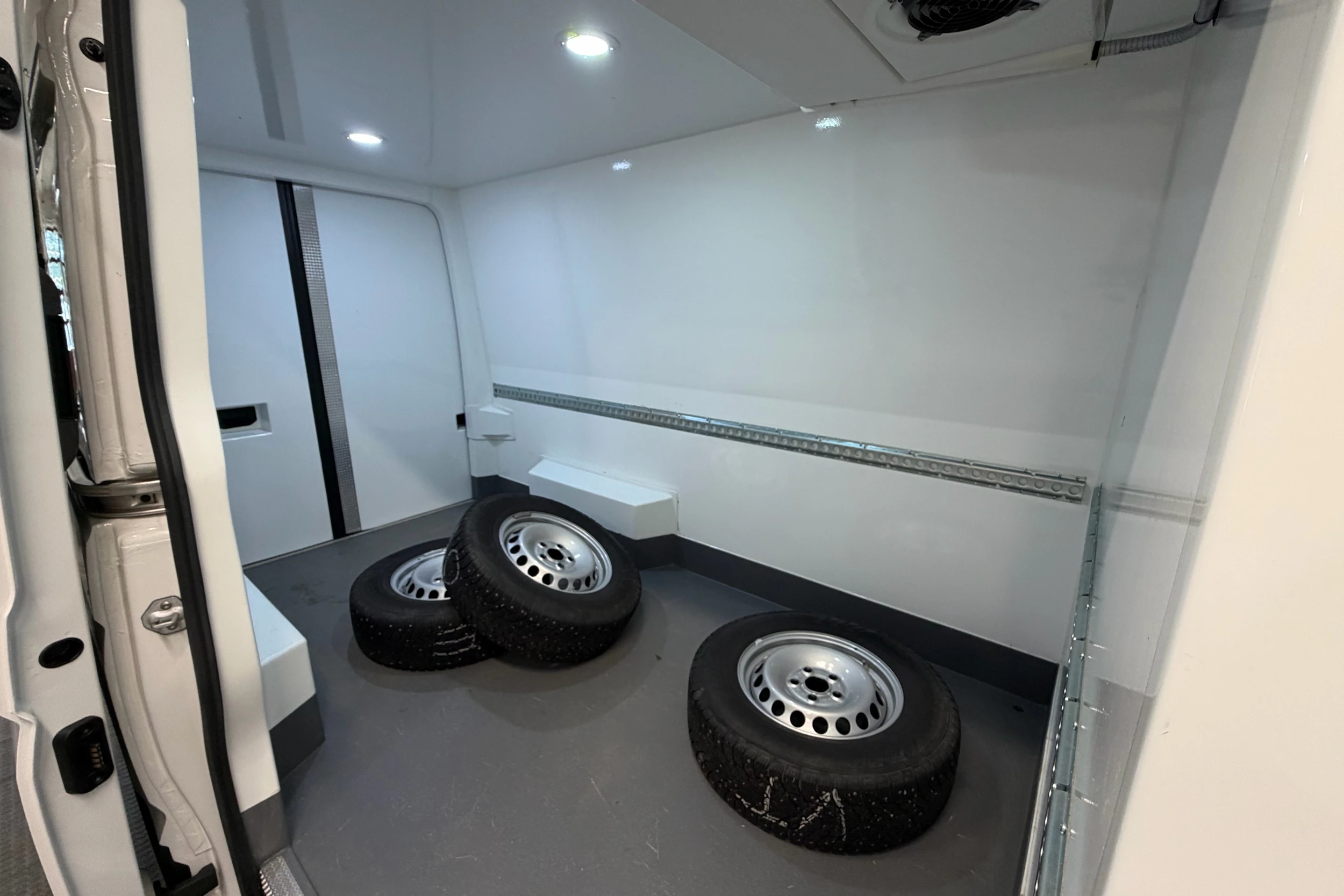 valkoinen Volkswagen Crafter 2025 kuva 20.