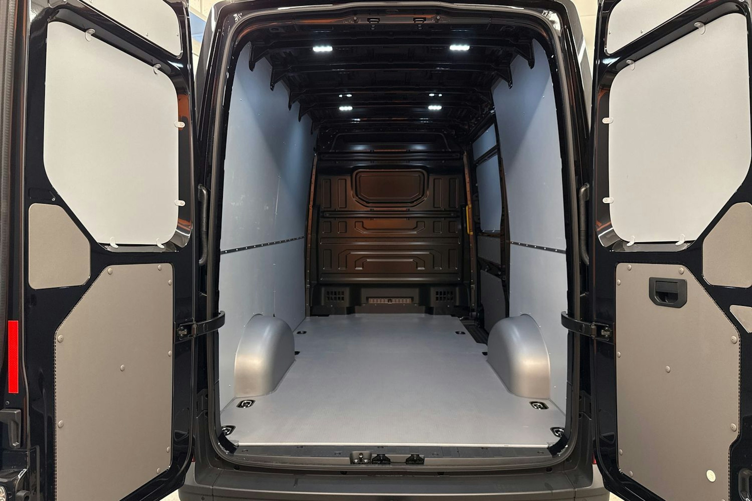 met. musta Volkswagen Crafter 2025 kuva 7.