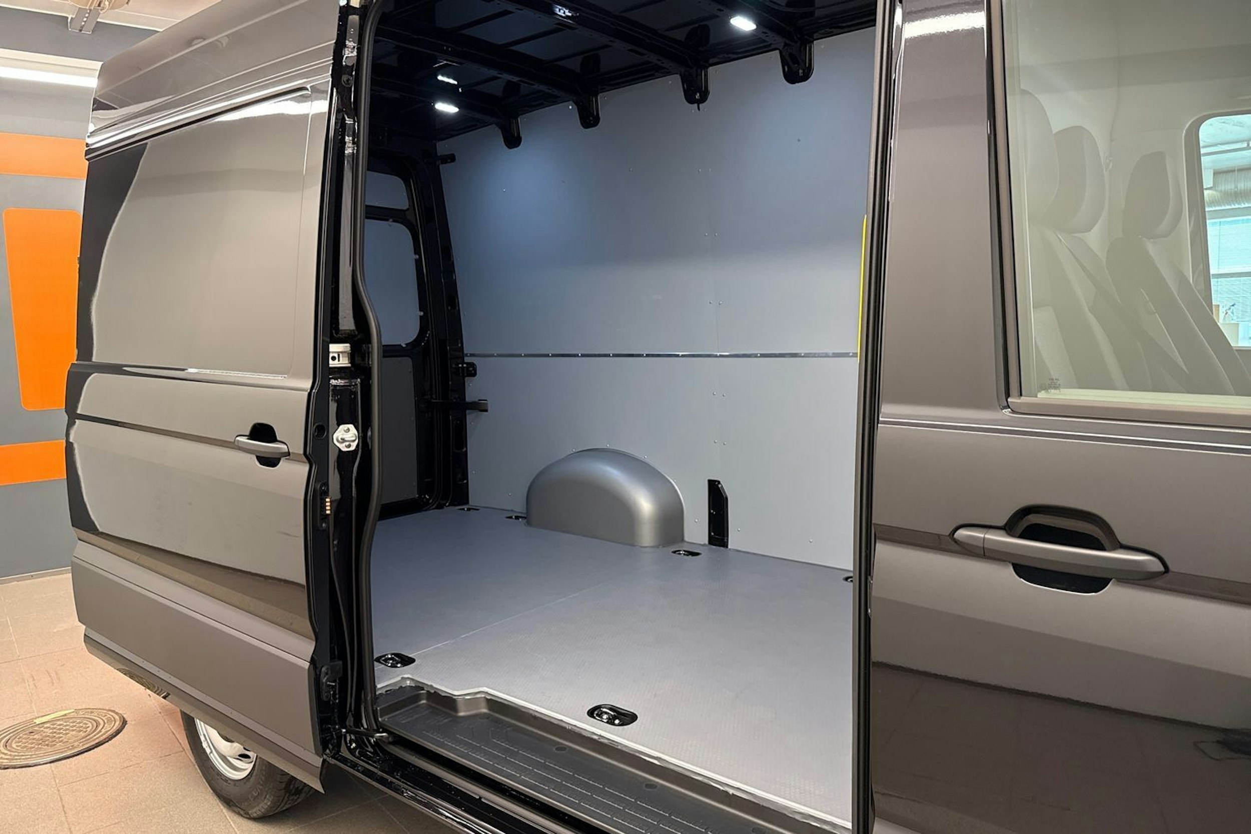 met. musta Volkswagen Crafter 2025 kuva 8.
