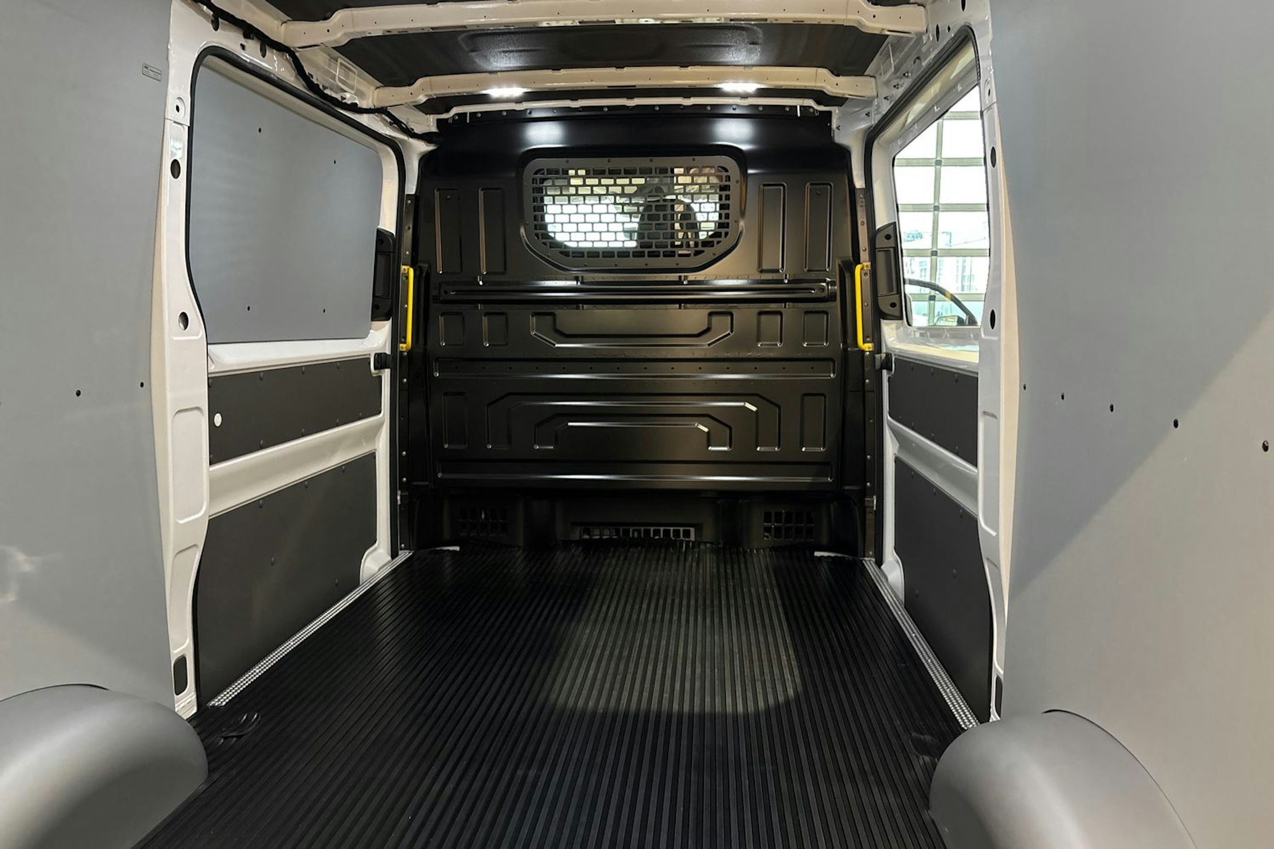 Valkoinen Volkswagen Crafter 2025 kuva 13.