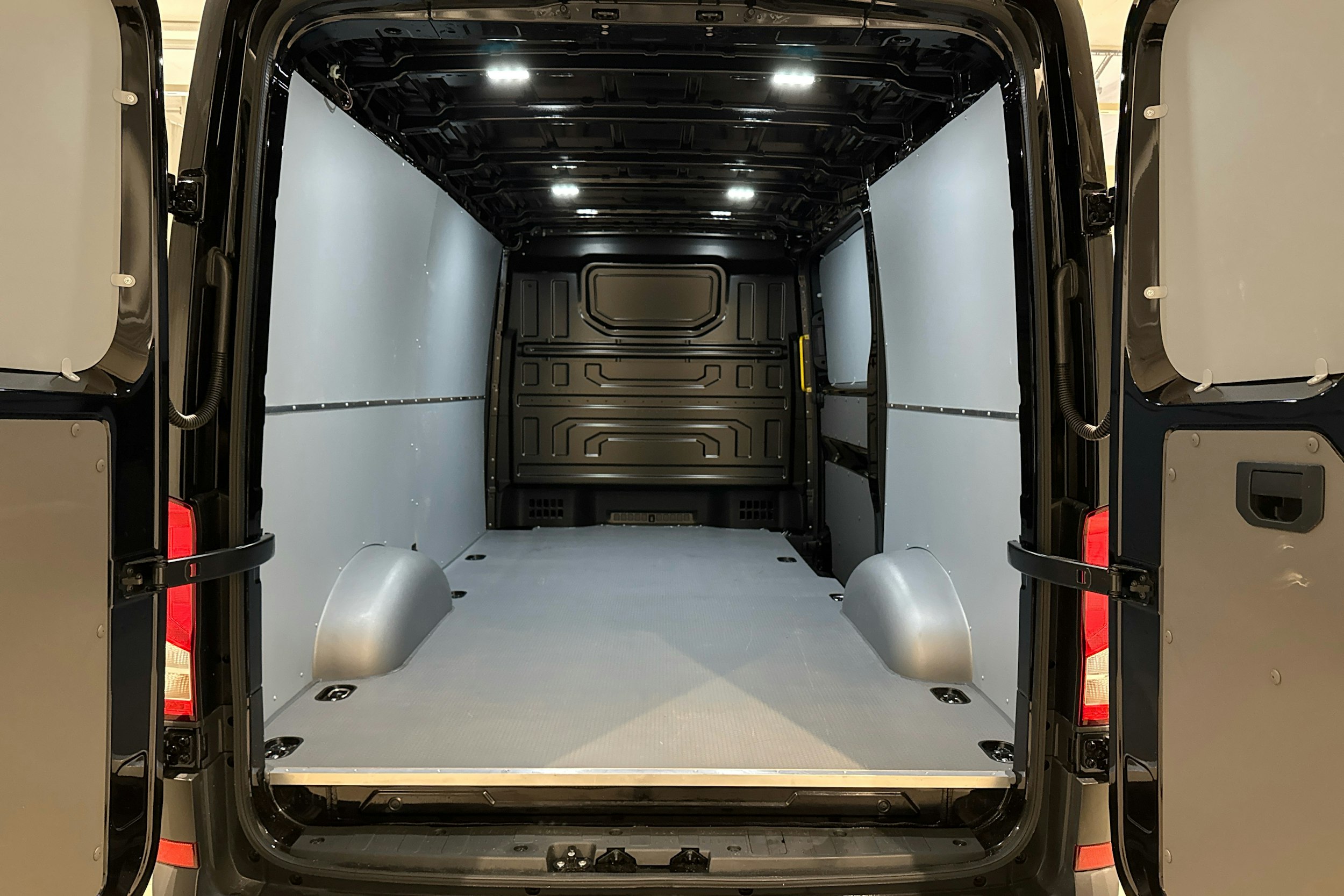 musta Volkswagen Crafter 2025 kuva 11.