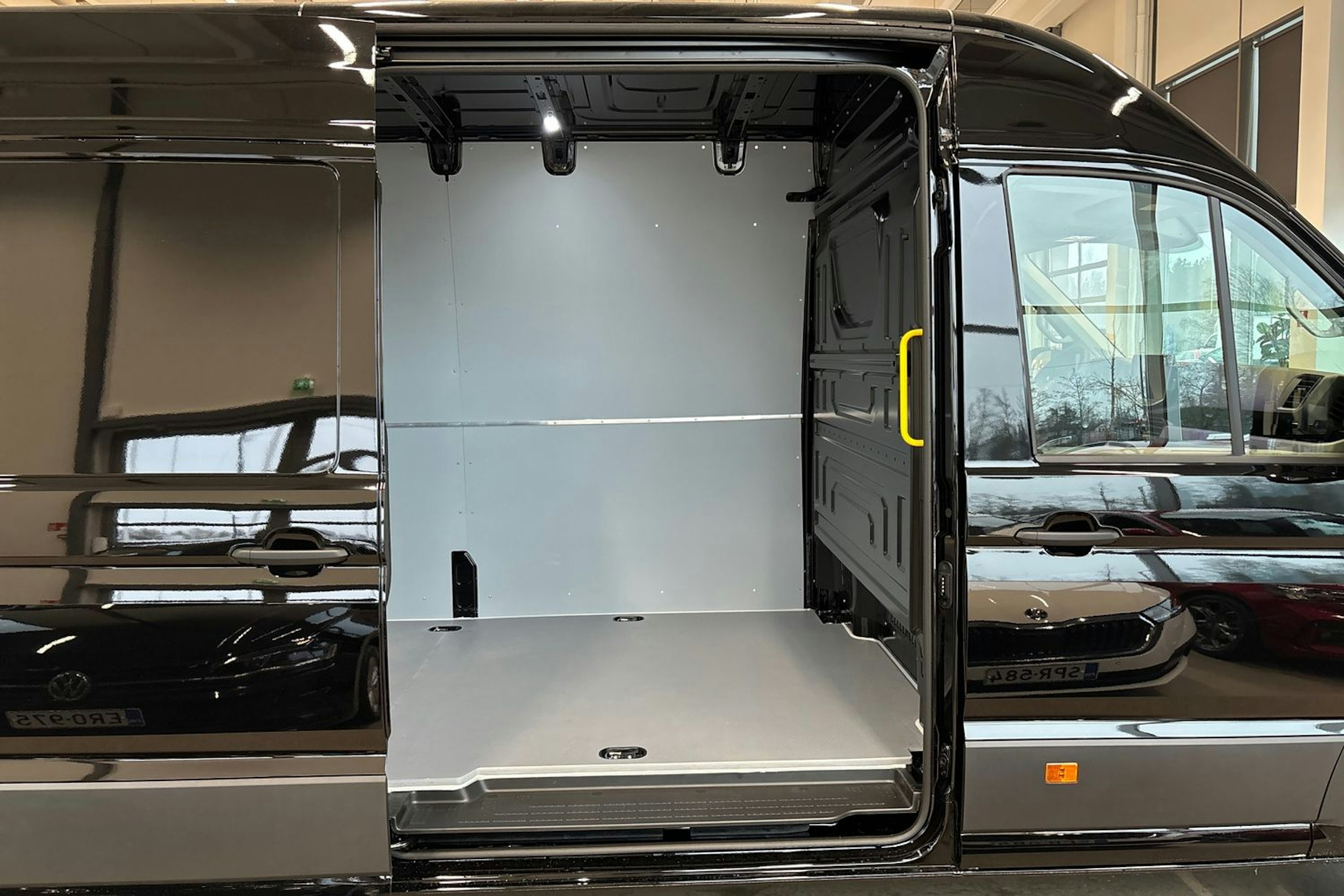 musta Volkswagen Crafter 2025 kuva 15.