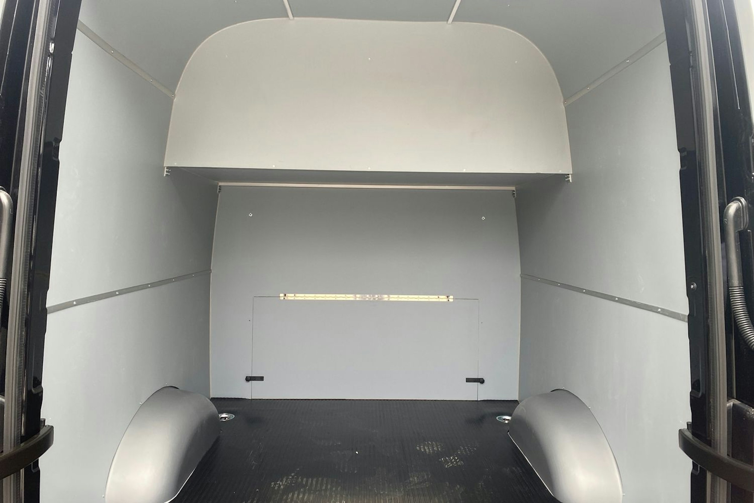 musta Volkswagen Crafter 2025 kuva 12.