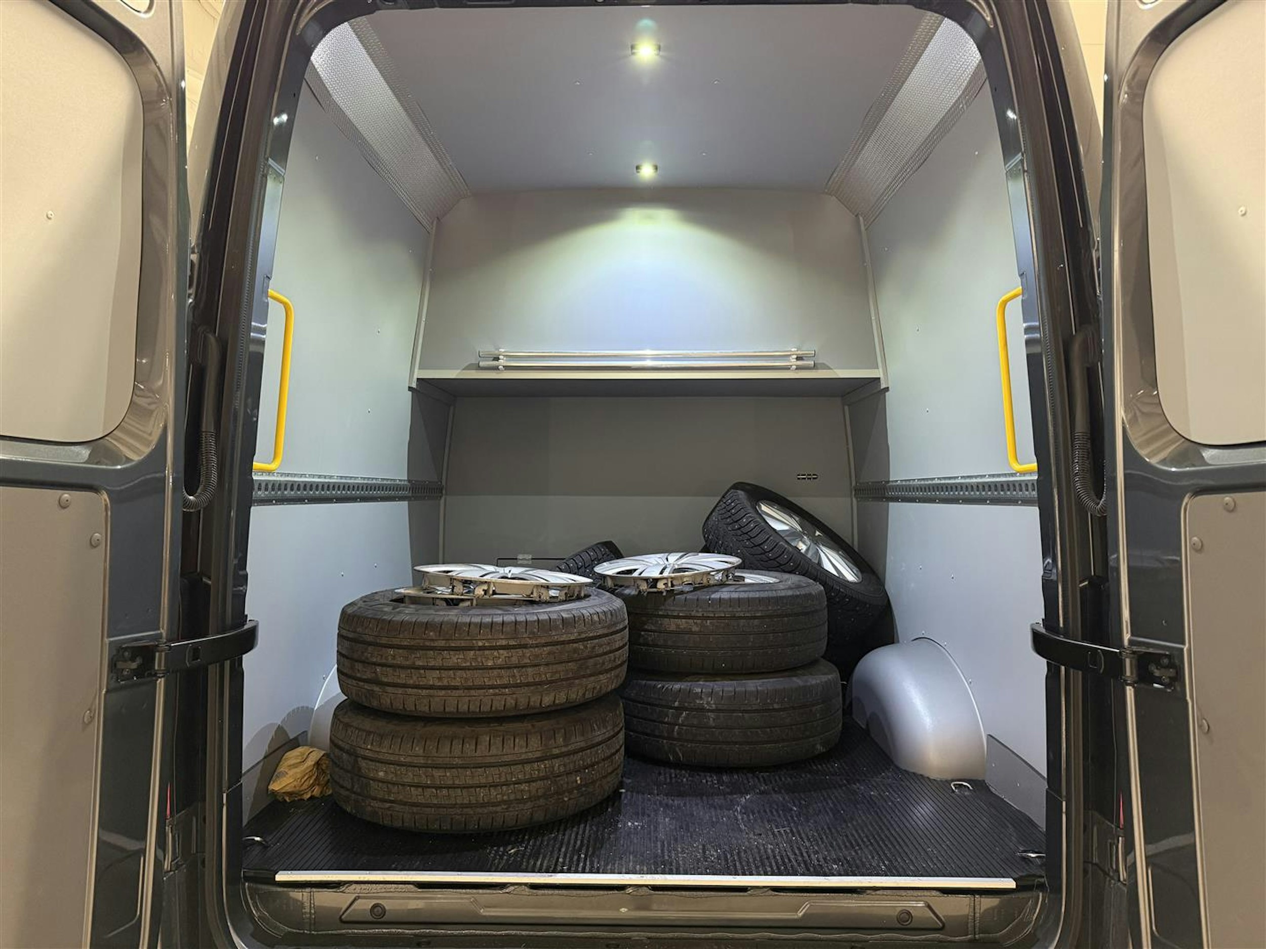 harmaa Volkswagen Crafter 2025 kuva 7.