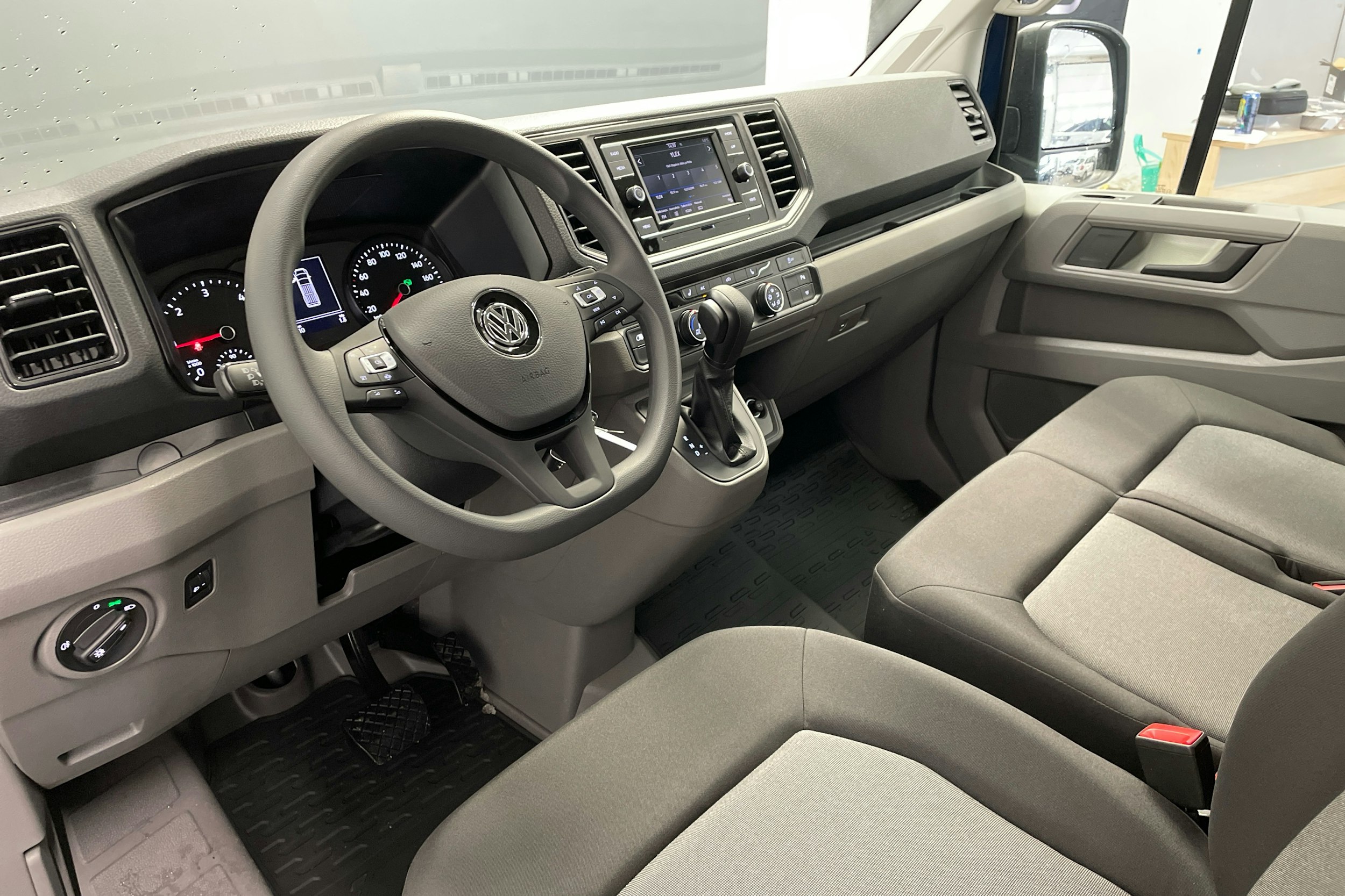 sininen Volkswagen Crafter 2025 kuva 6.