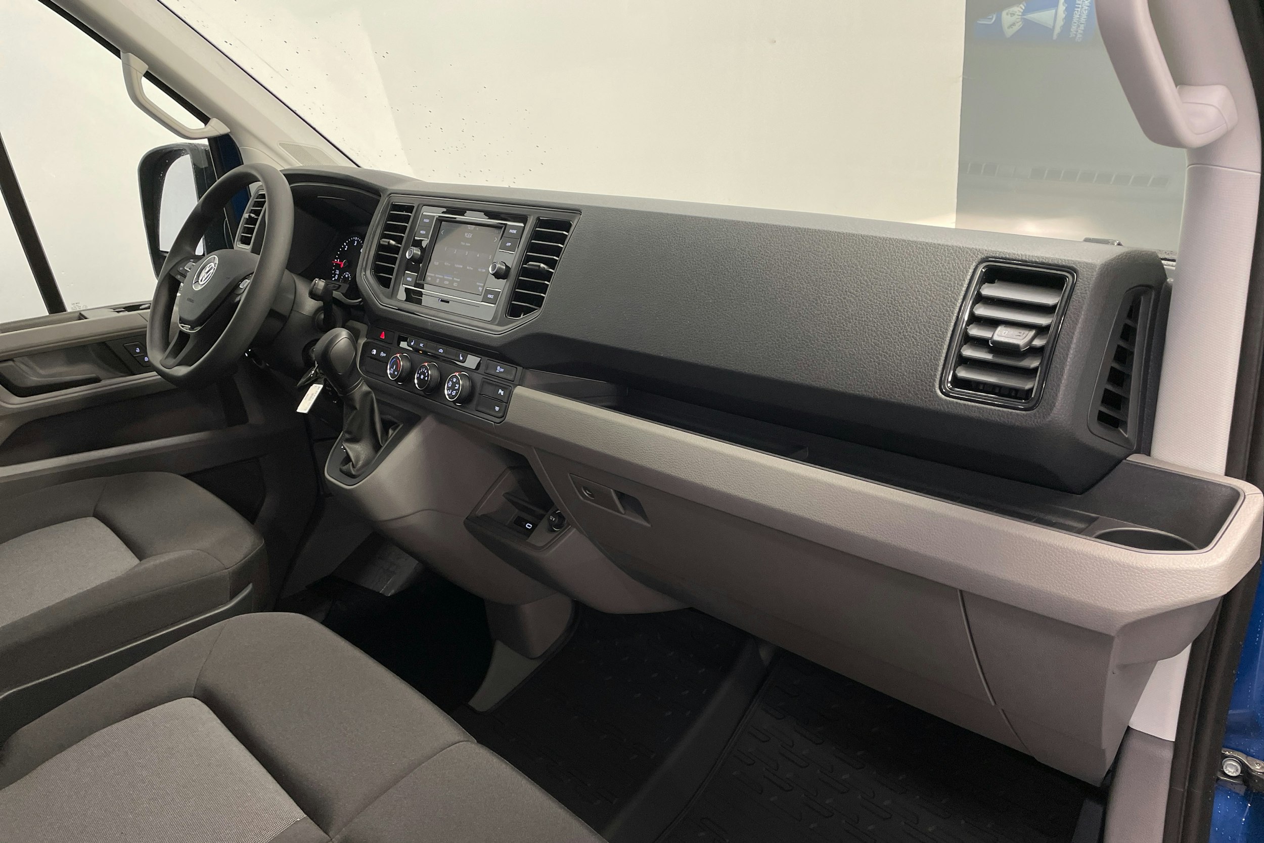 sininen Volkswagen Crafter 2025 kuva 7.