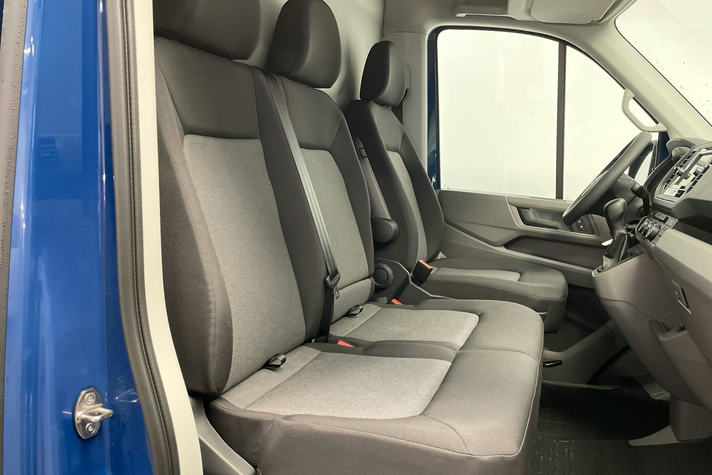 sininen Volkswagen Crafter 2025 kuva 8.