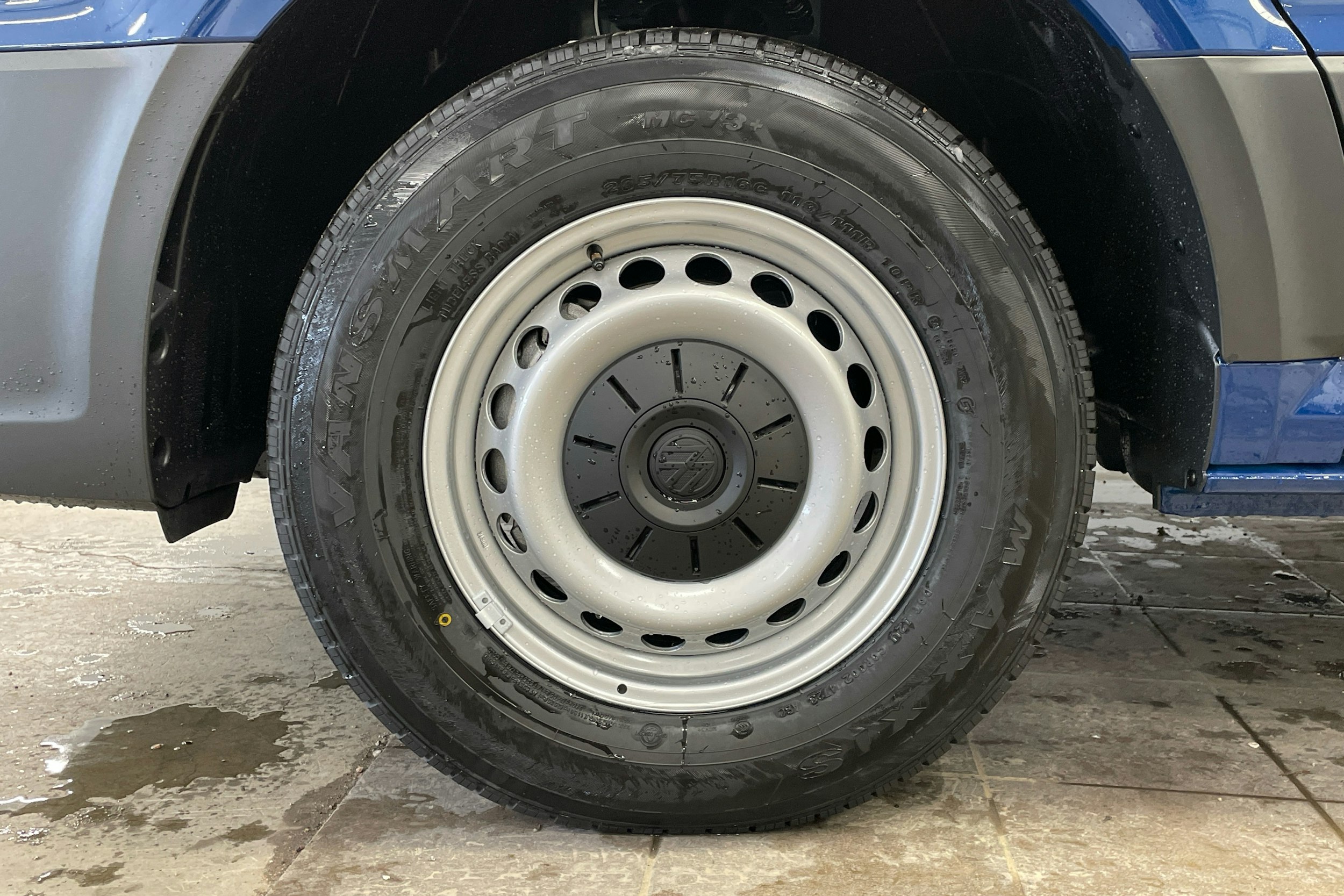 sininen Volkswagen Crafter 2025 kuva 9.
