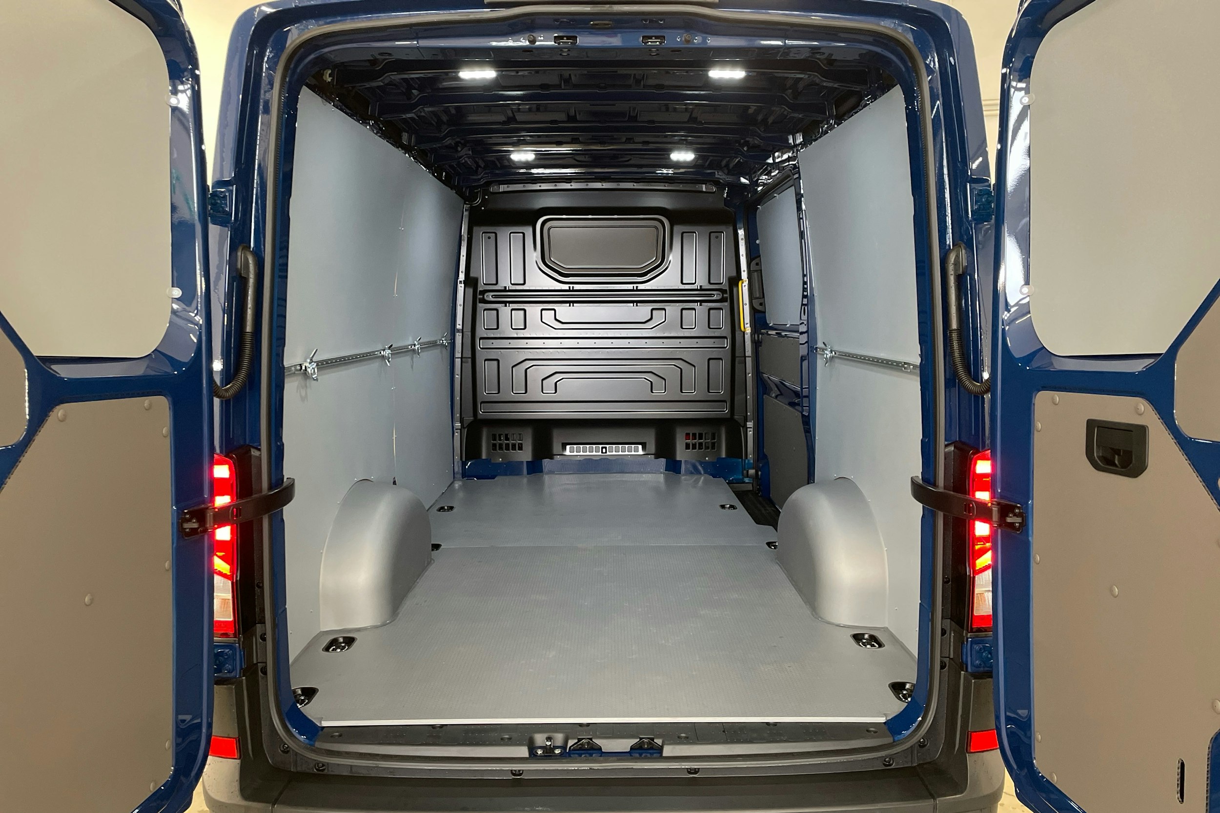 sininen Volkswagen Crafter 2025 kuva 10.