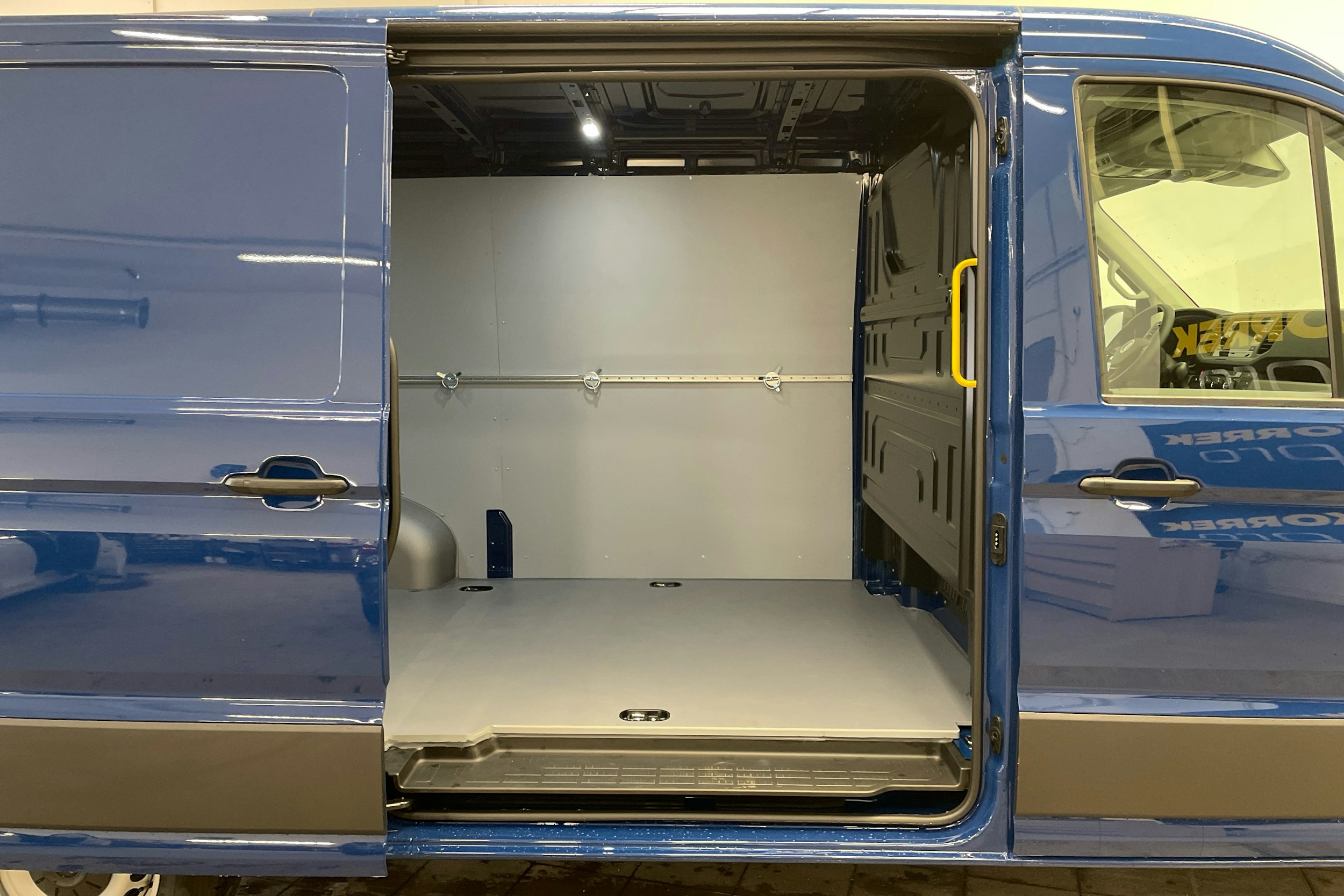 sininen Volkswagen Crafter 2025 kuva 11.