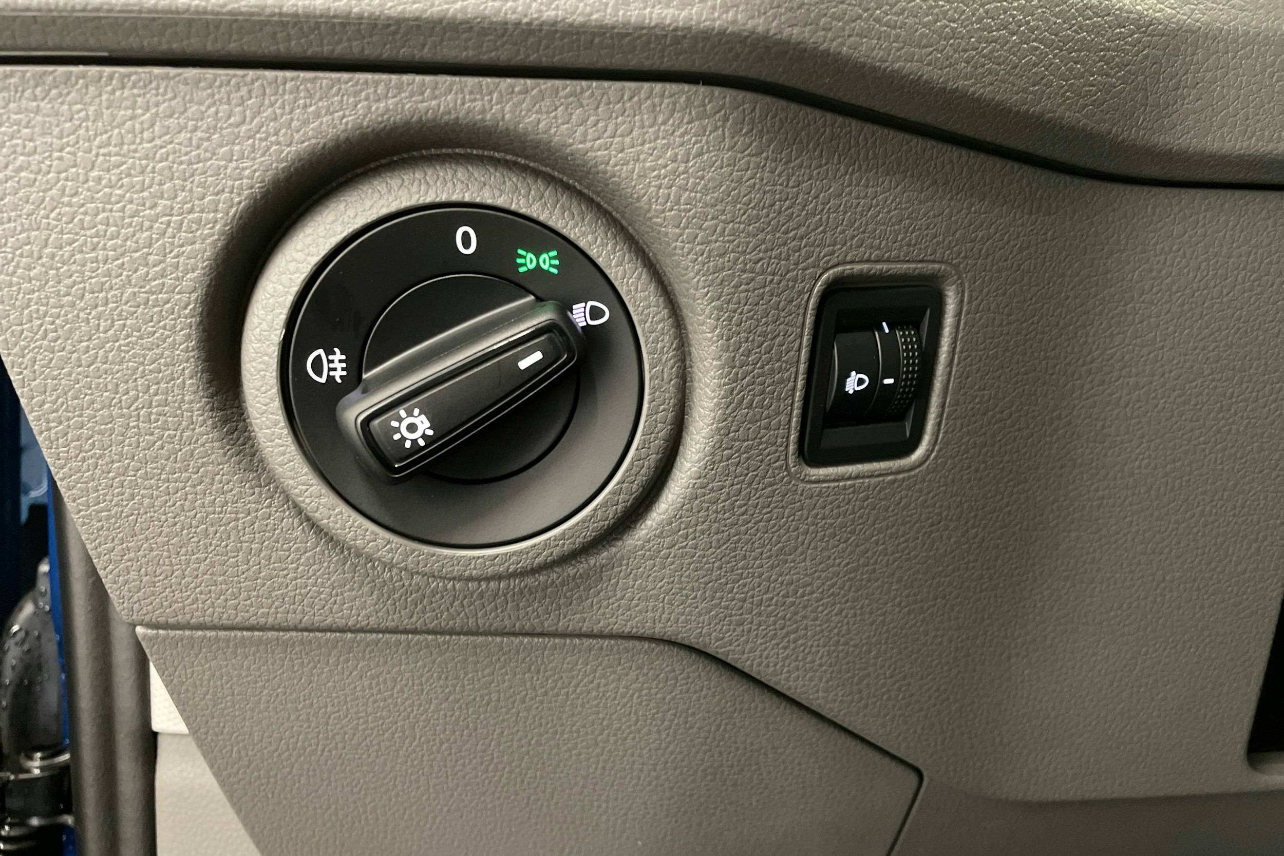 sininen Volkswagen Crafter 2025 kuva 13.