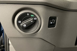 sininen Volkswagen Crafter 2025 kuva 13.