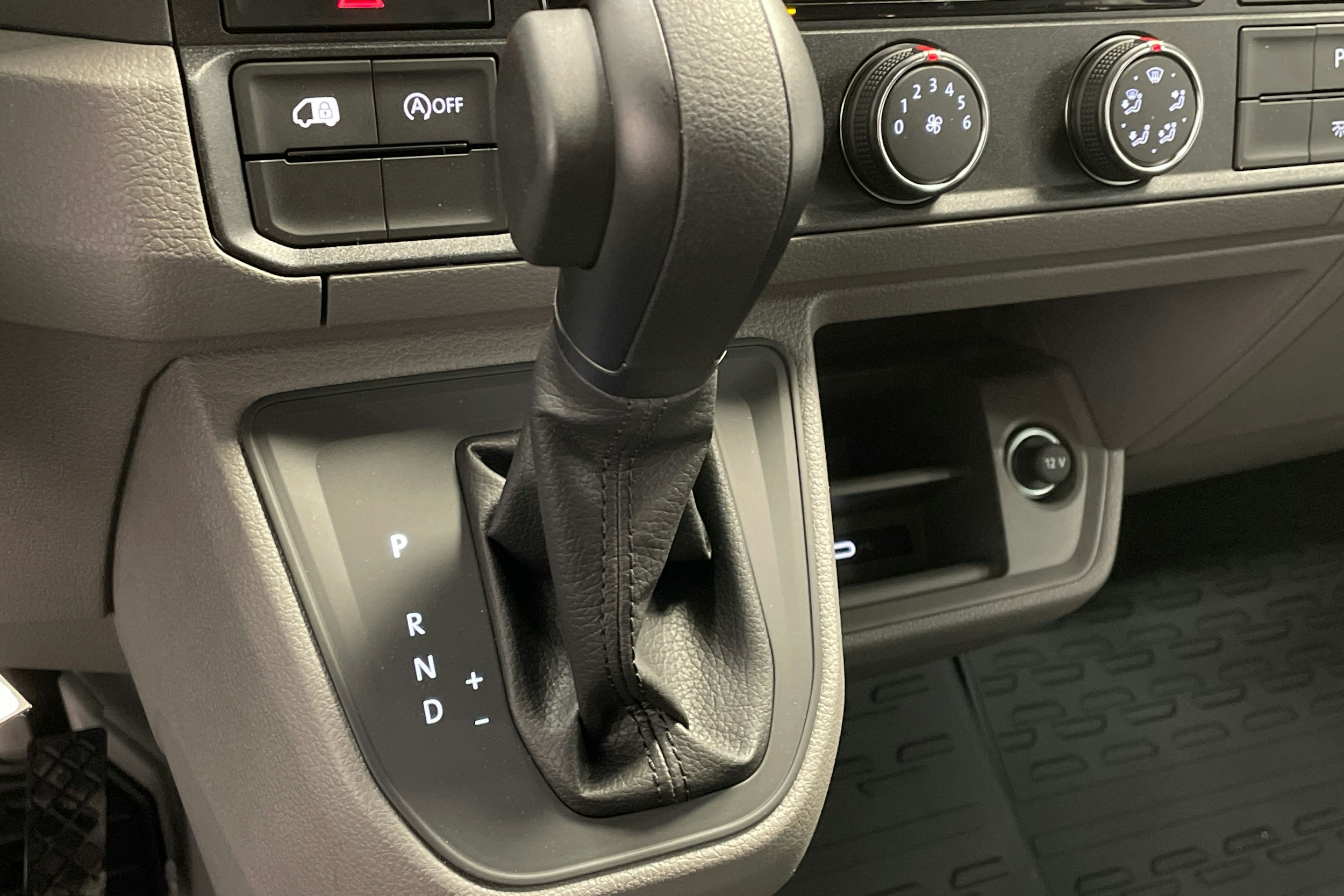 sininen Volkswagen Crafter 2025 kuva 16.