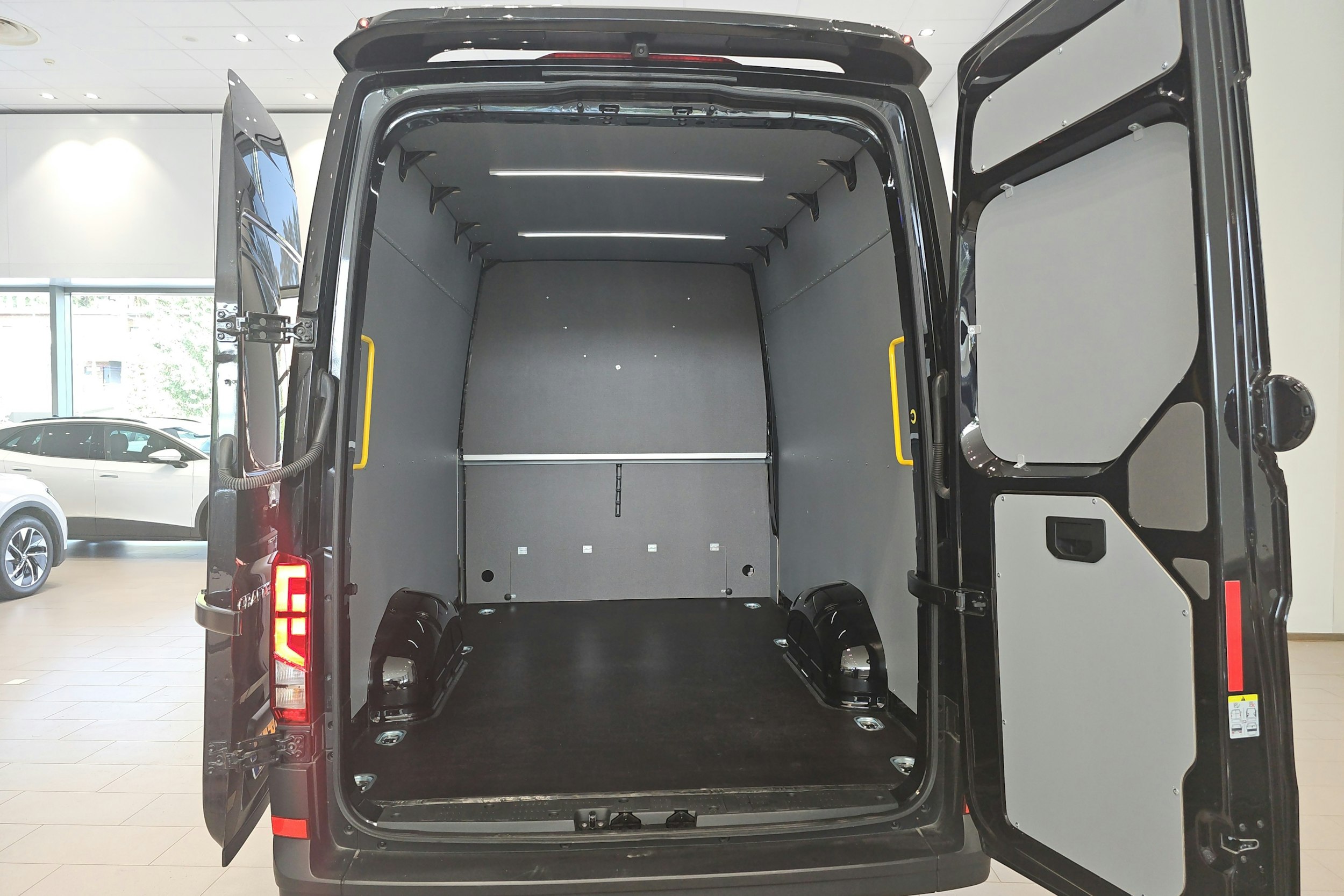 harmaa Volkswagen Crafter 2025 kuva 16.