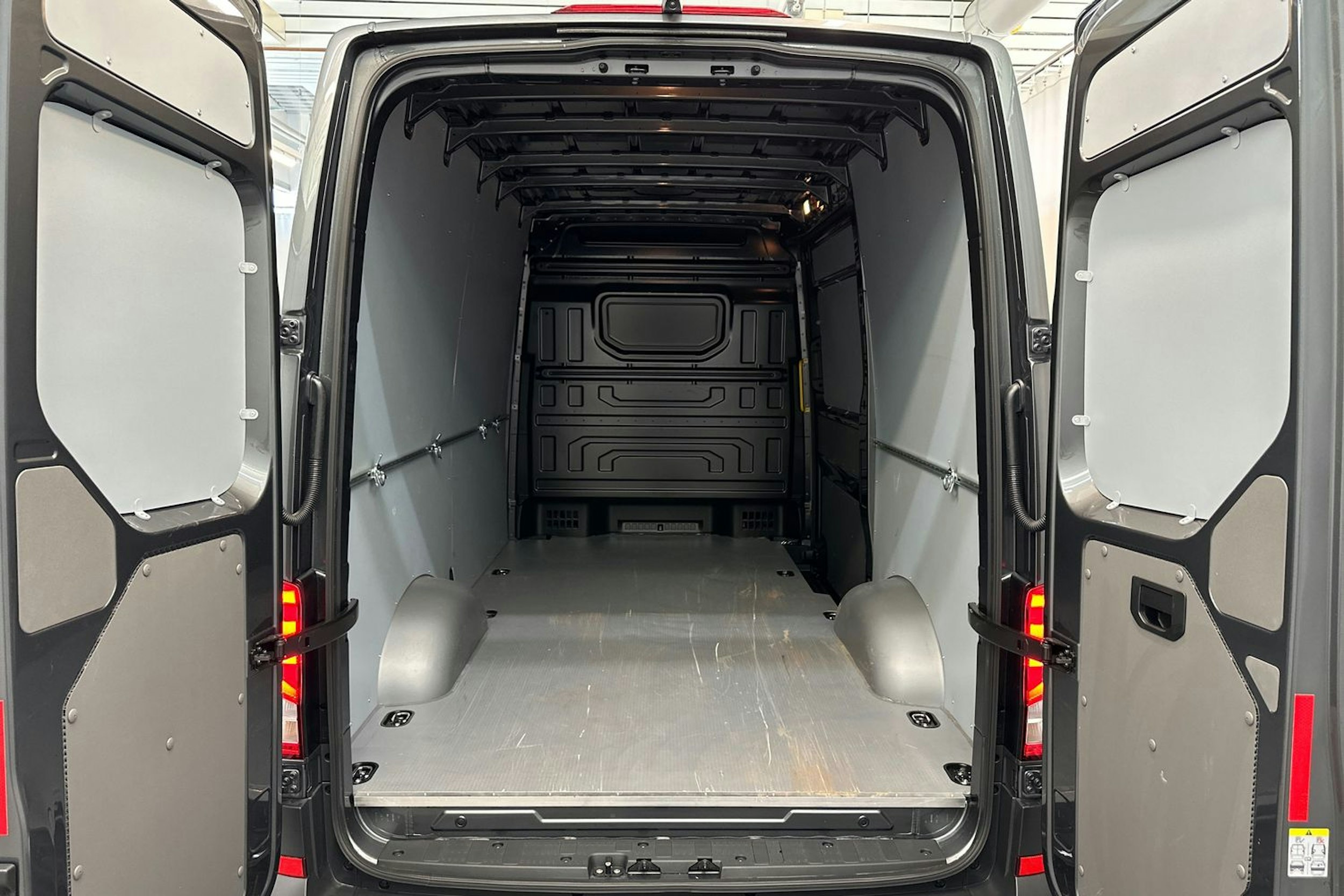 harmaa Volkswagen Crafter 2025 kuva 12.