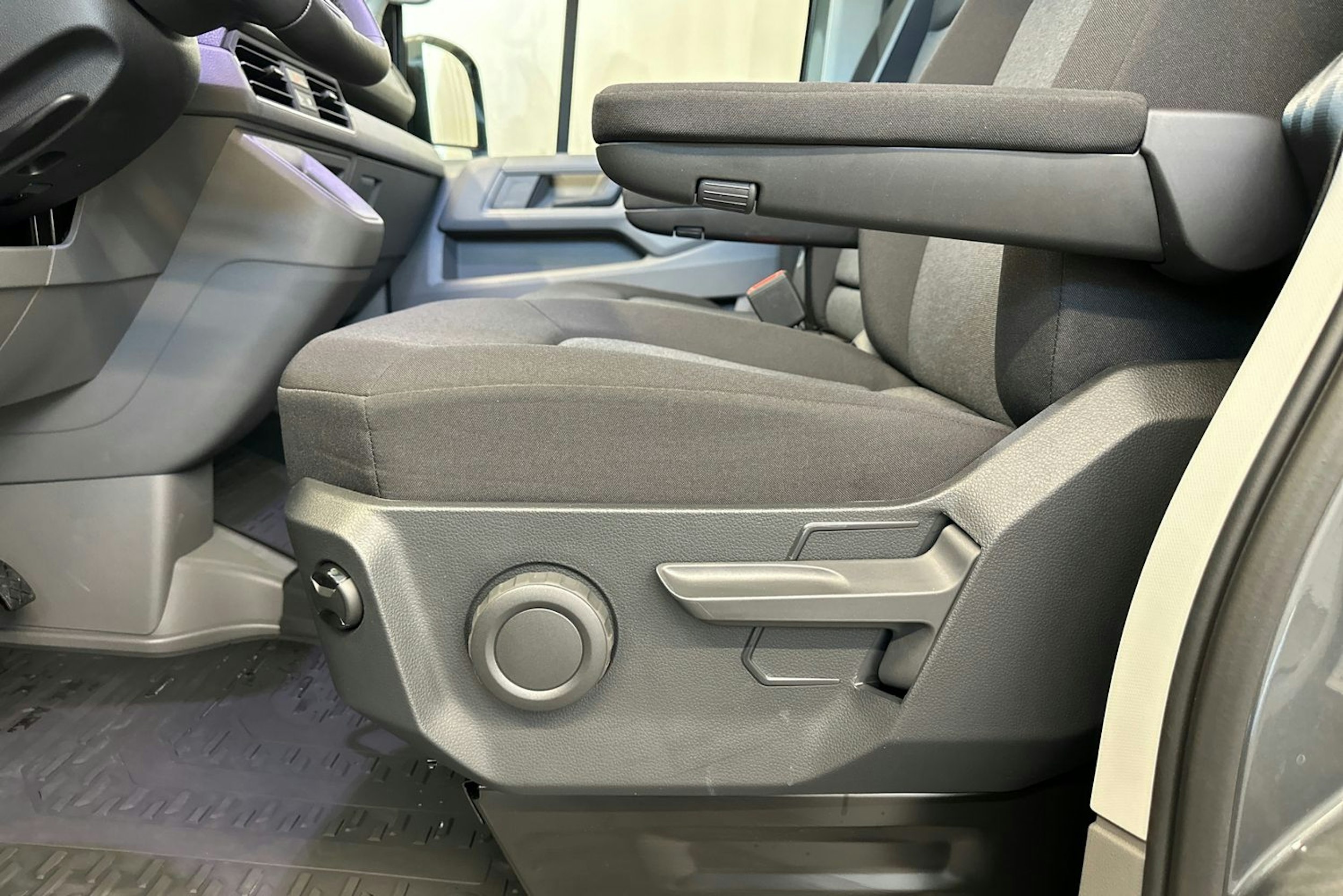 harmaa Volkswagen Crafter 2025 kuva 16.