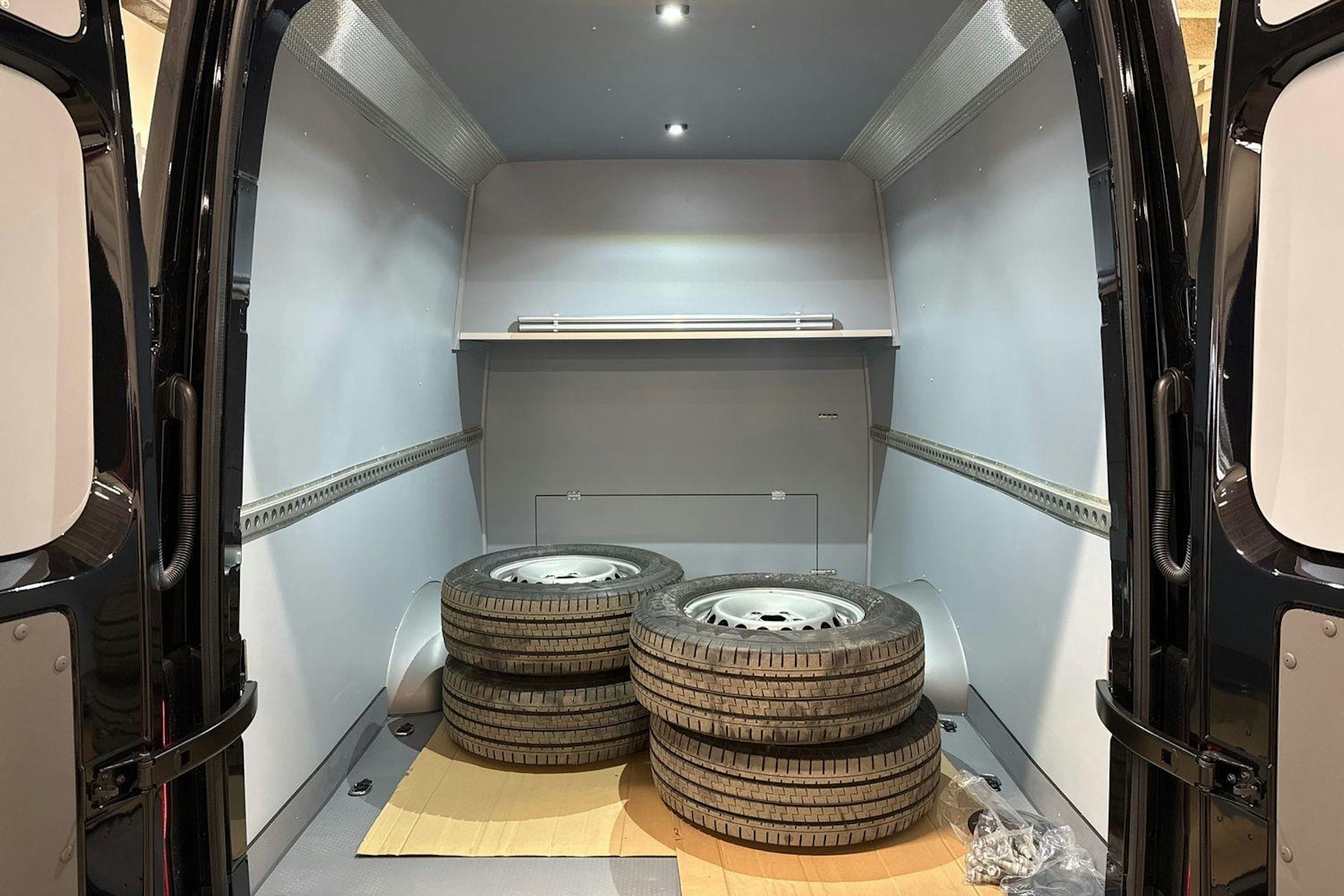 met. musta Volkswagen Crafter 2026 kuva 14.