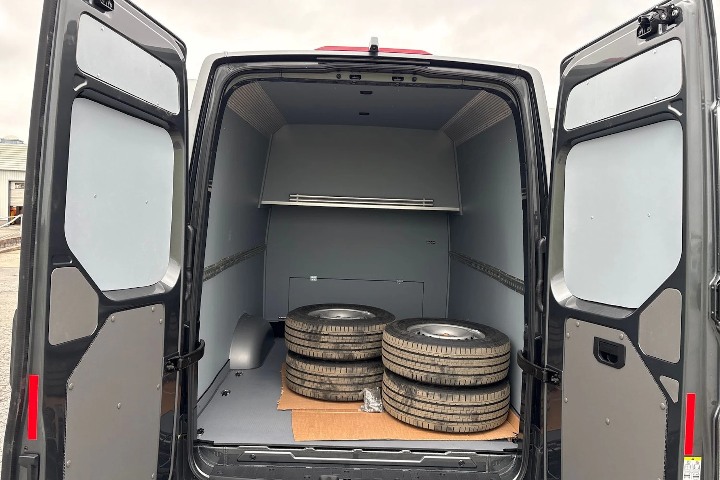 harmaa Volkswagen Crafter 2026 kuva 20.