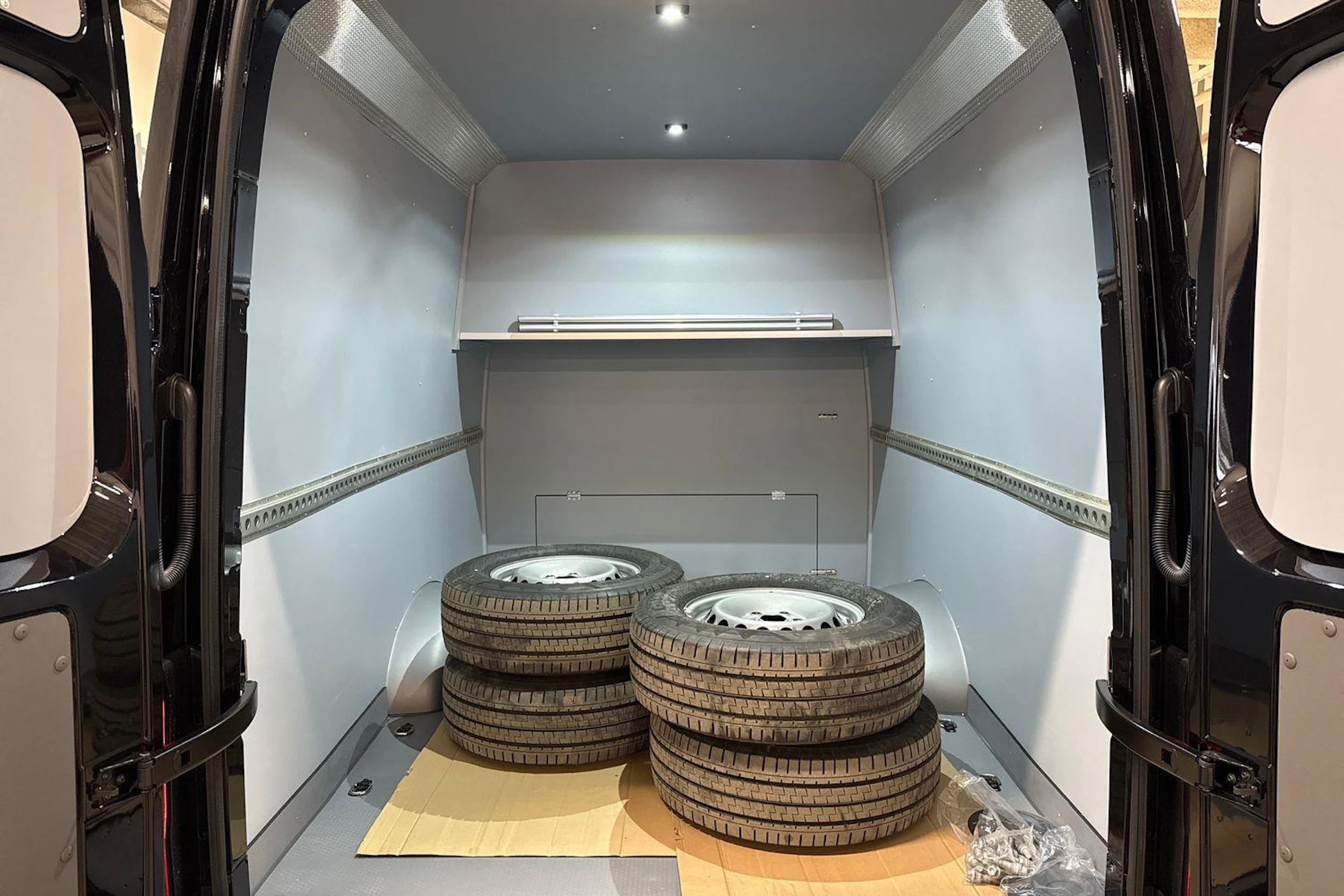 met. musta Volkswagen Crafter 2026 kuva 14.