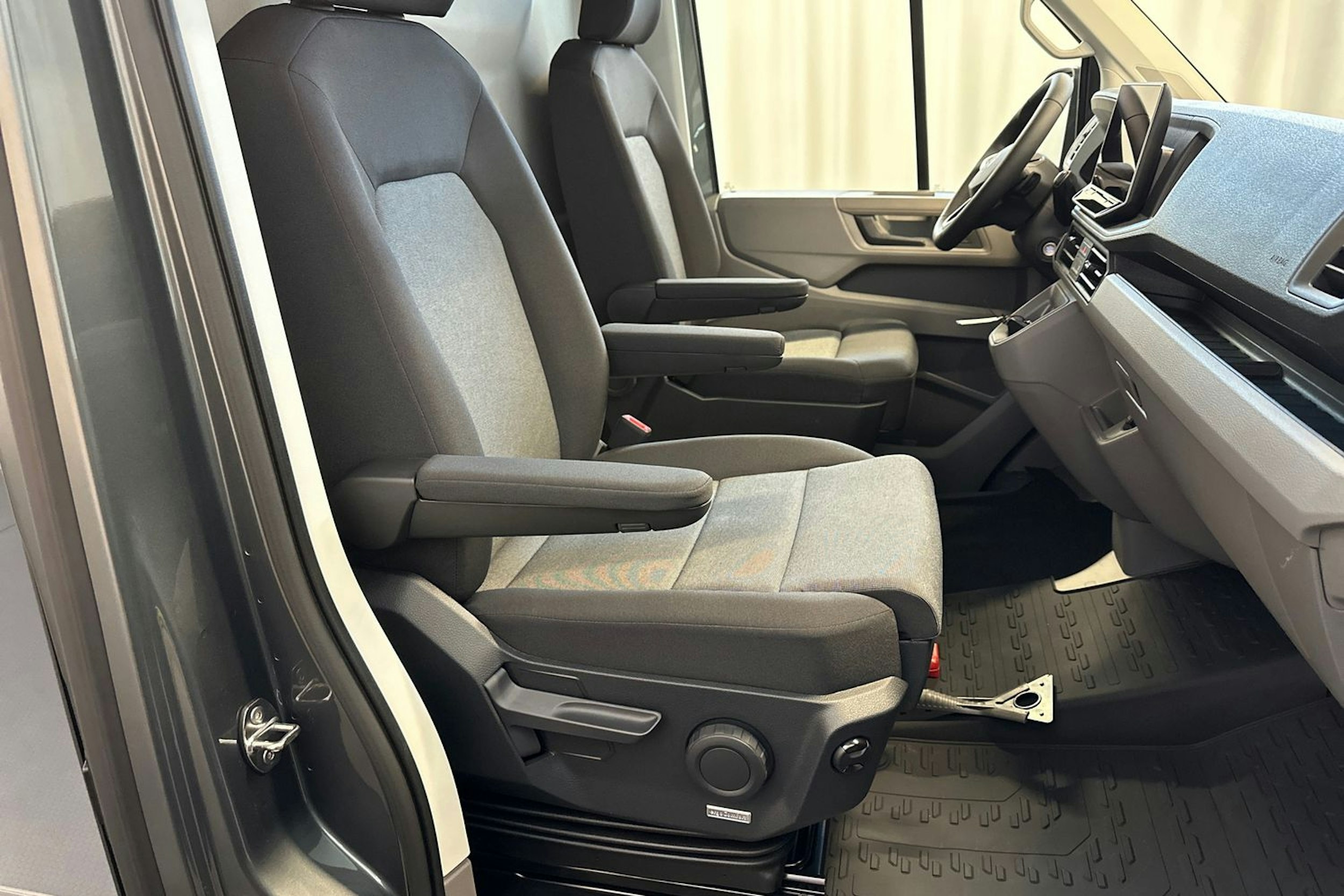 harmaa Volkswagen Crafter 2026 kuva 14.