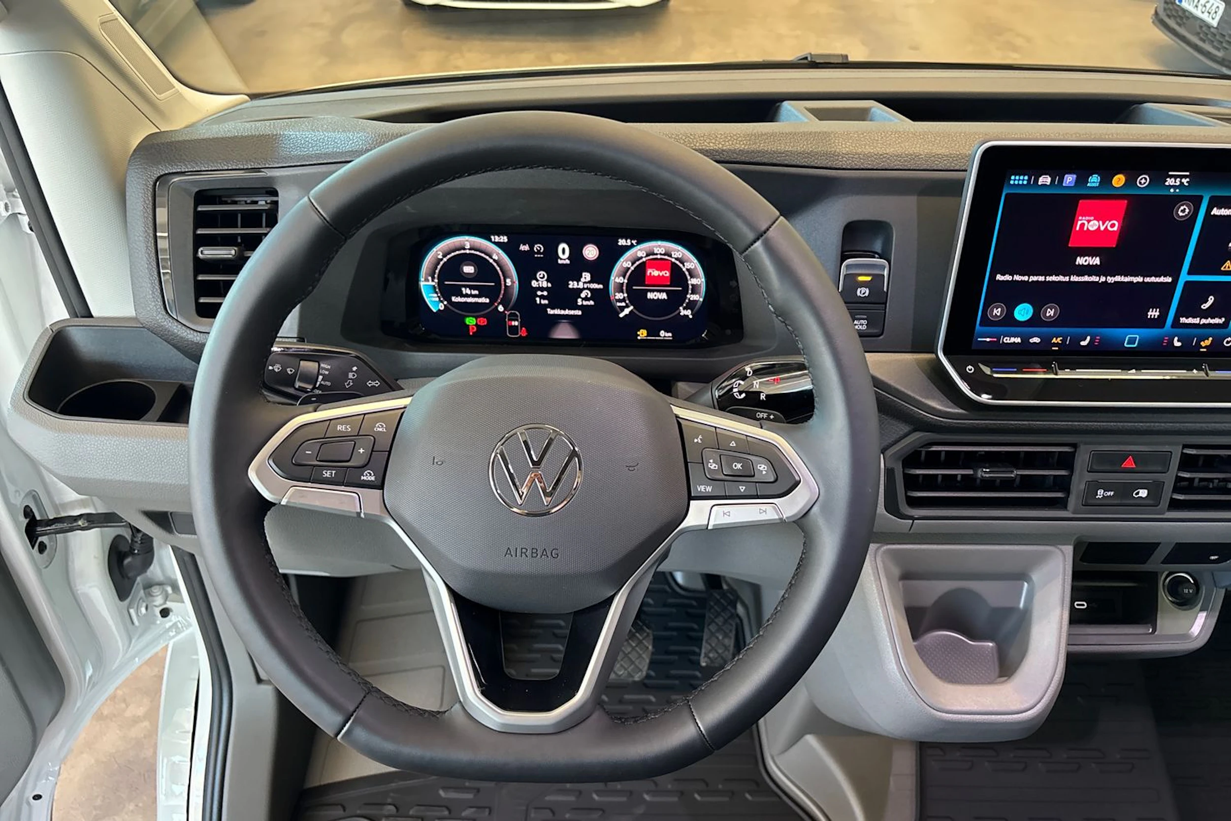 valkoinen Volkswagen Crafter 2026 kuva 34.