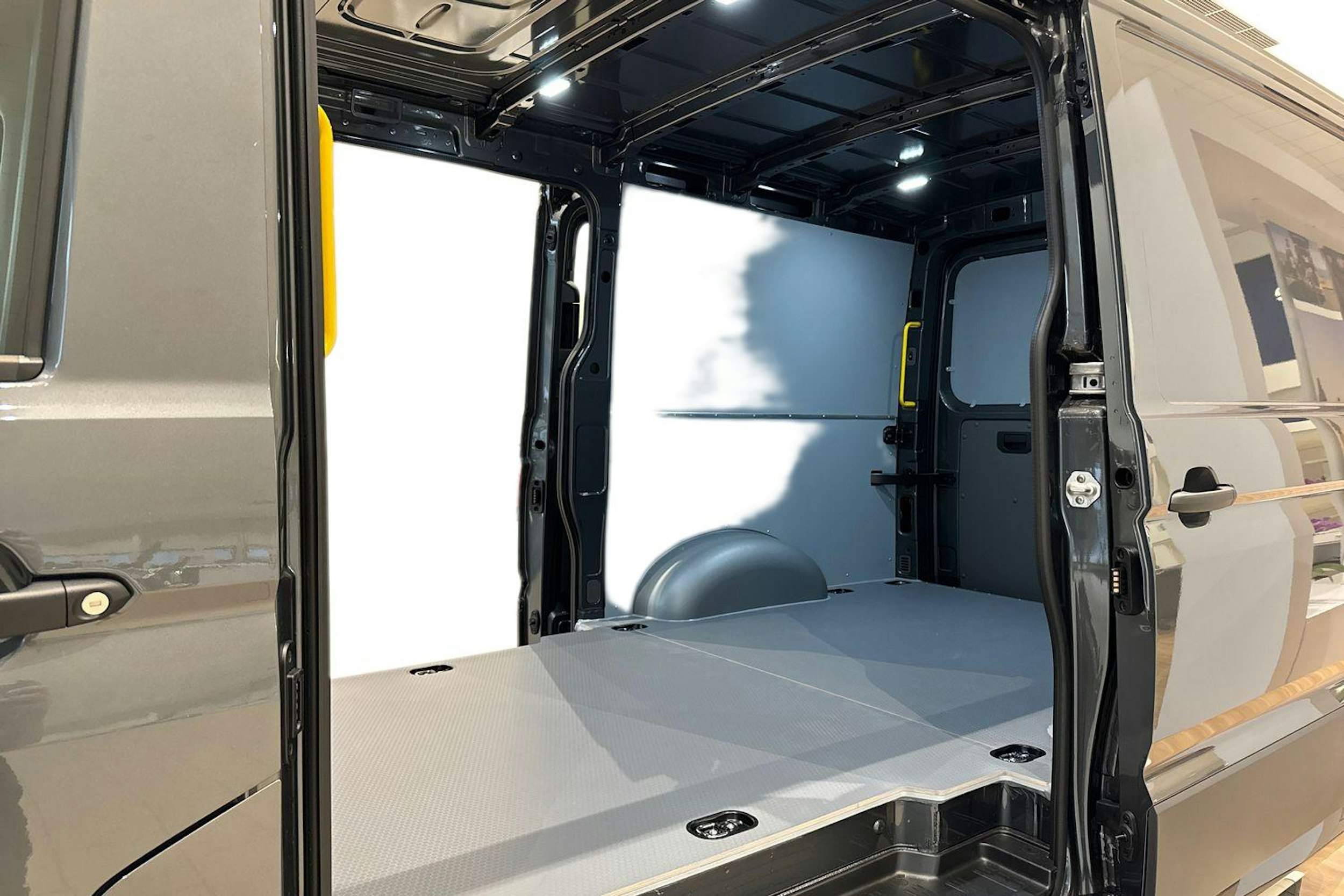 met. harmaa Volkswagen Crafter 2026 kuva 10.