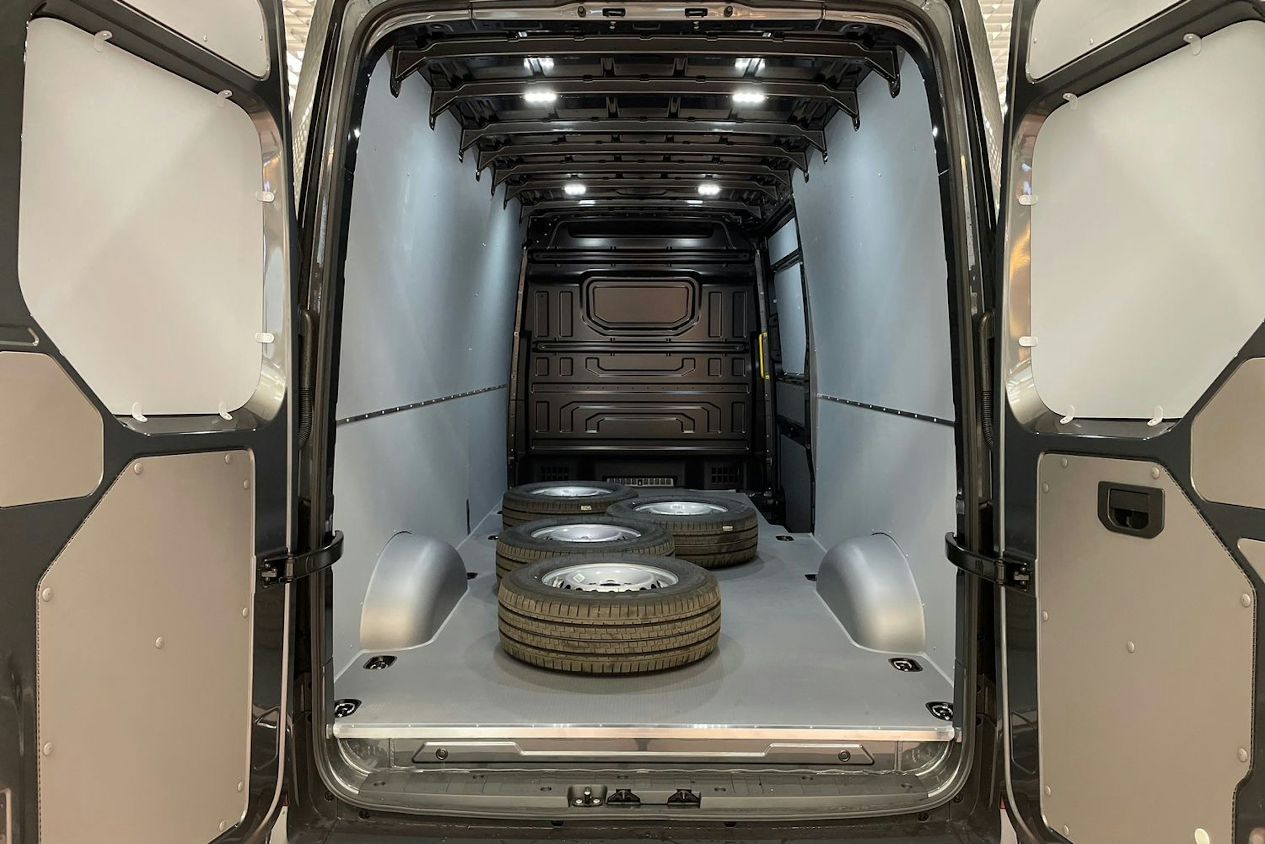harmaa Volkswagen CRAFTER 2026 kuva 14.